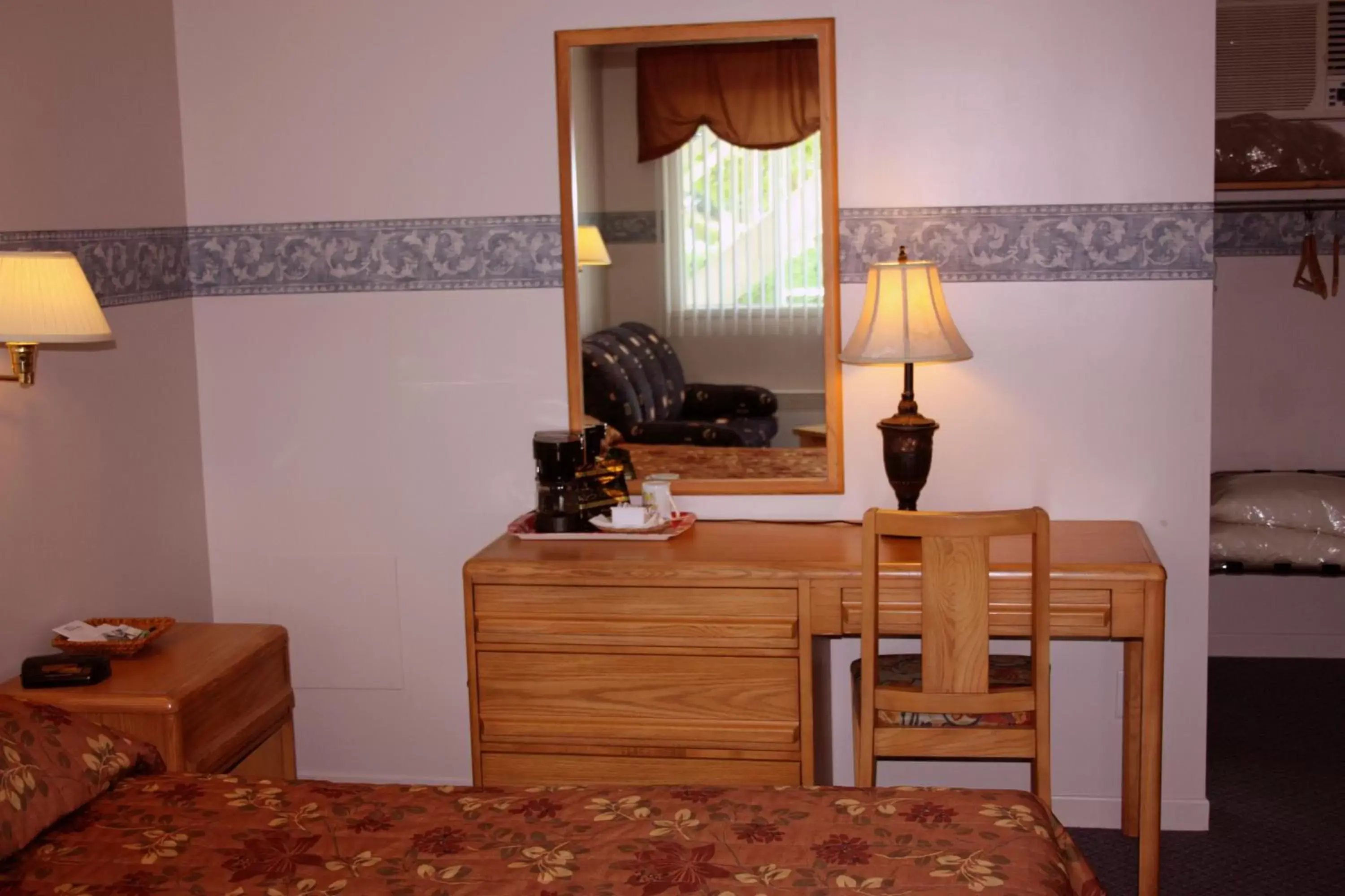 Bedroom, TV/Entertainment Center in Motel Le JoliBourg