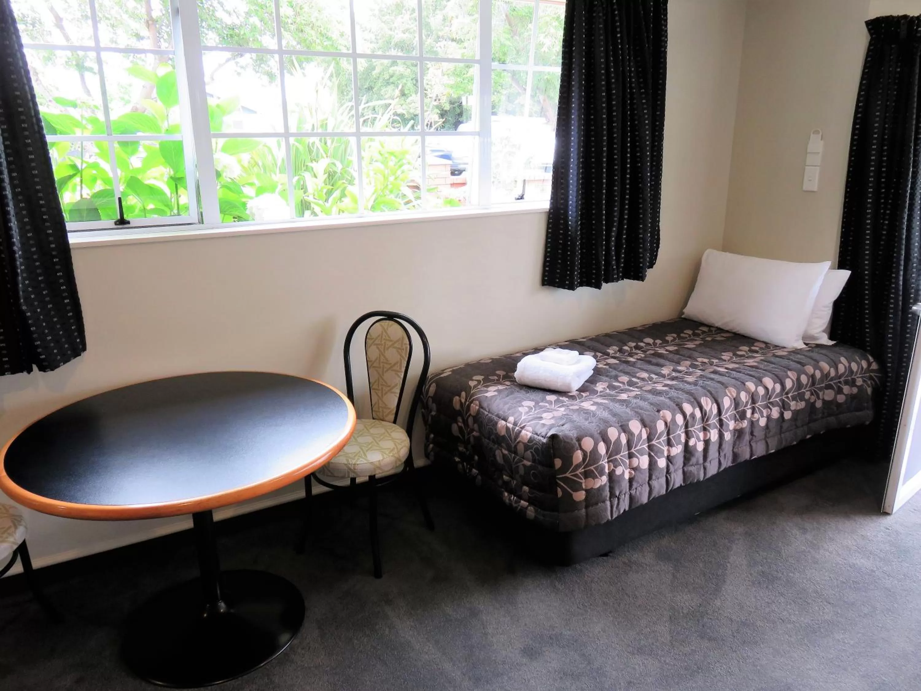 Living room, Bed in Admirals Motor Lodge