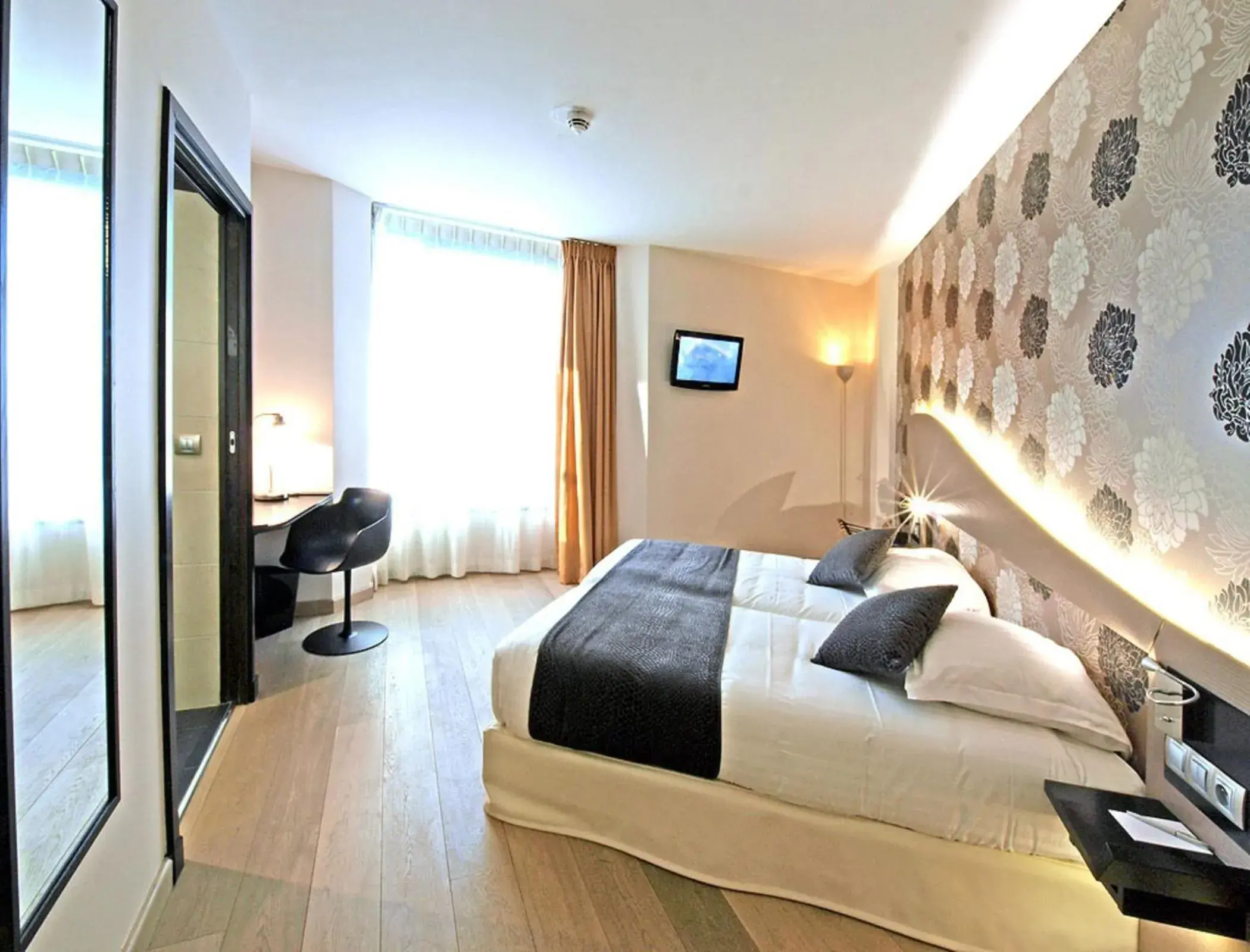 Photo of the whole room, Bed in Hôtel Hor Europe Photo of the whole room, Bed in Hôtel Hor Europe