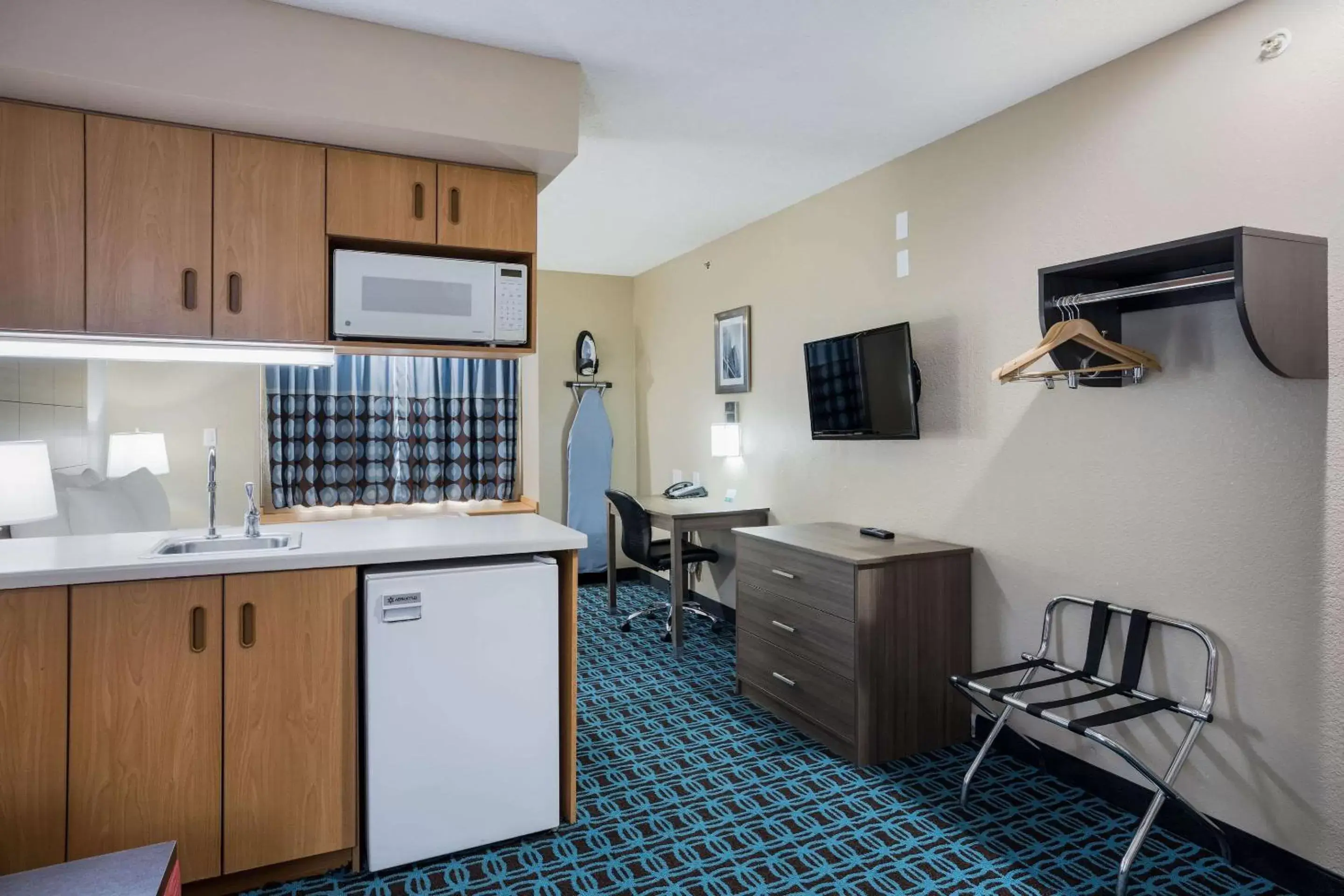 Photo of the whole room, Kitchen/Kitchenette in Quality Inn & Suites Blue Springs - Kansas City
