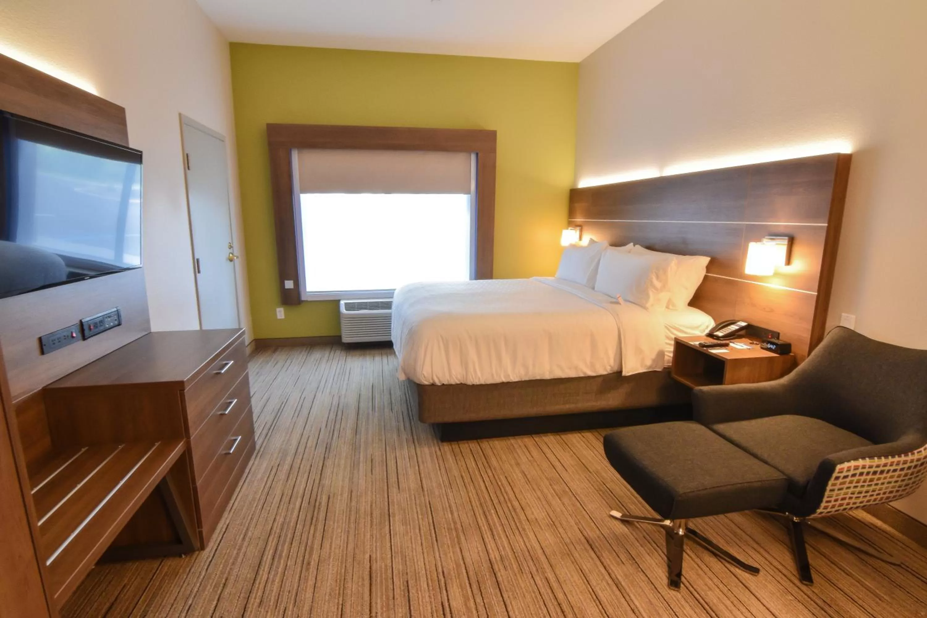 Photo of the whole room, Bed in Holiday Inn Express & Suites - Indianapolis Northwest by IHG