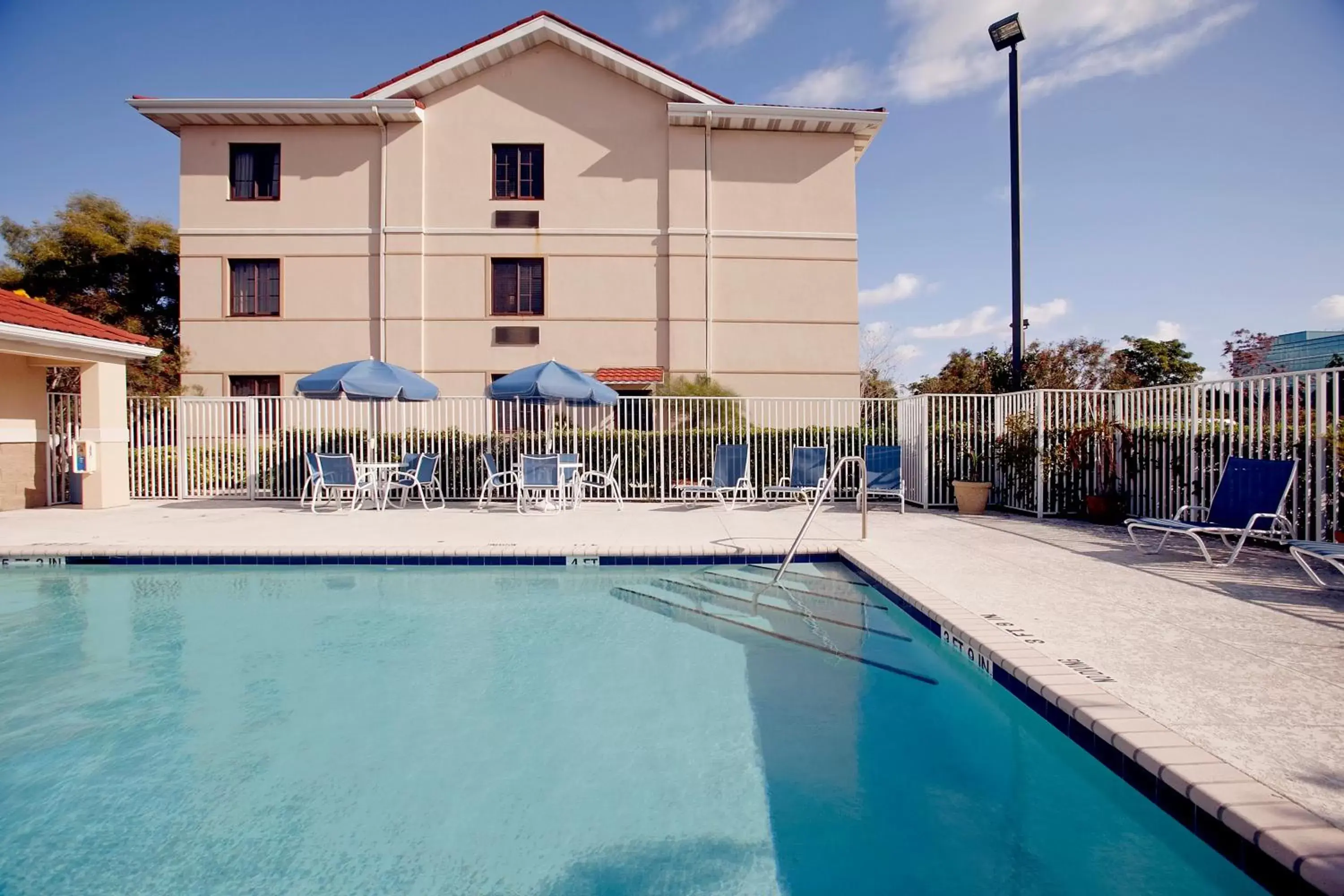Swimming pool, Property Building in Extended Stay America Suites - San Jose - Edenvale - South