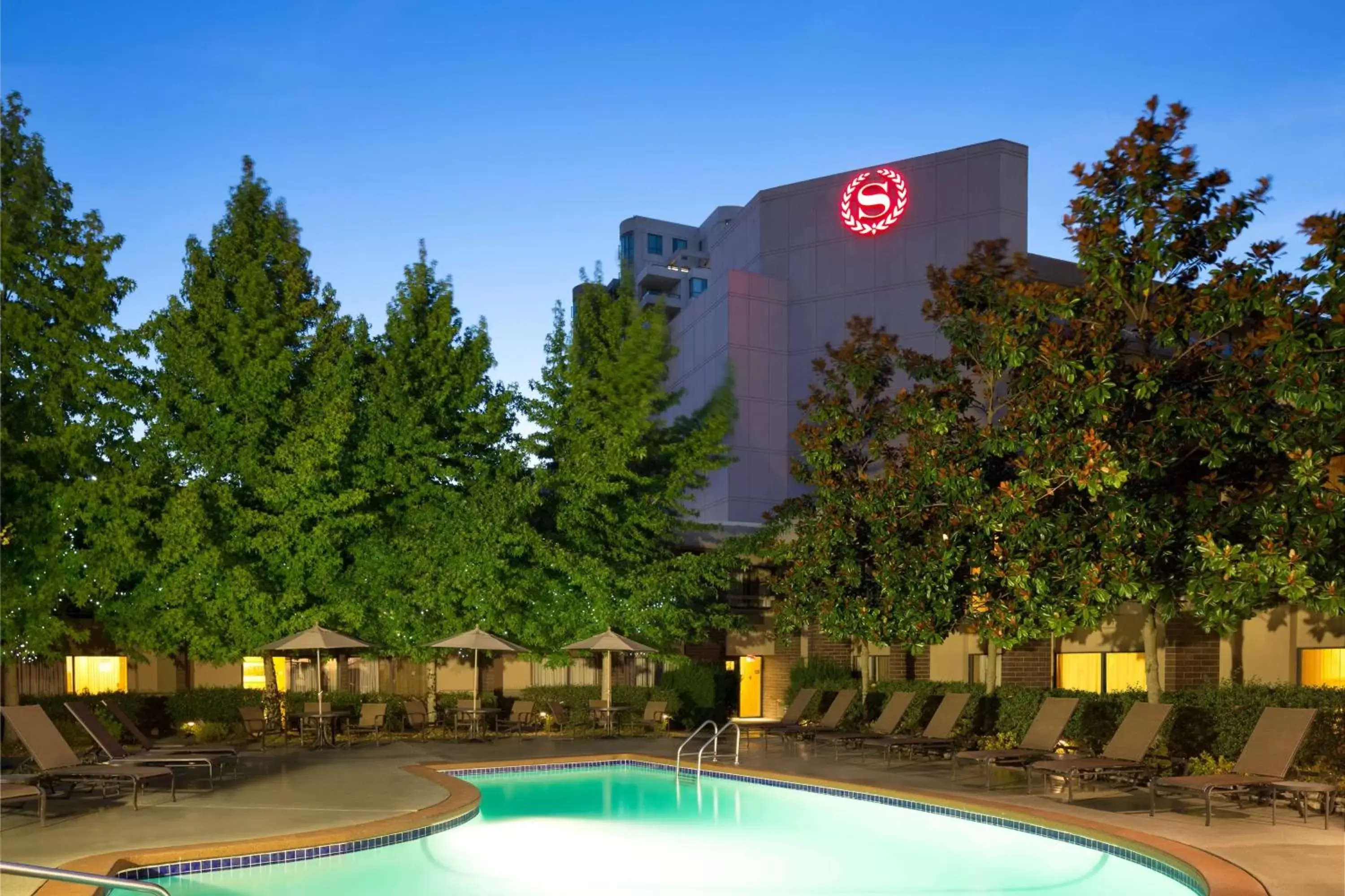 Swimming pool, Property Building in Sheraton Vancouver Airport Hotel