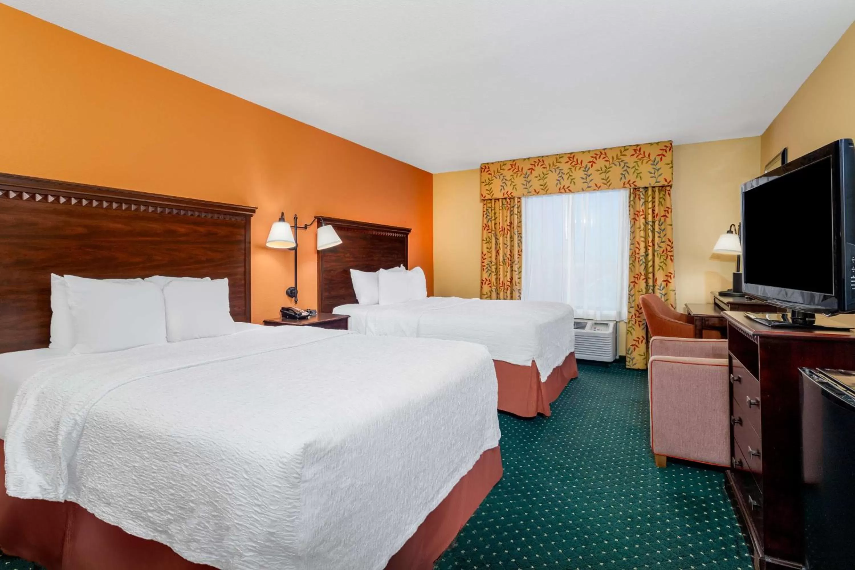 Bed in Hampton Inn & Suites Sacramento-Elk Grove Laguna I-5