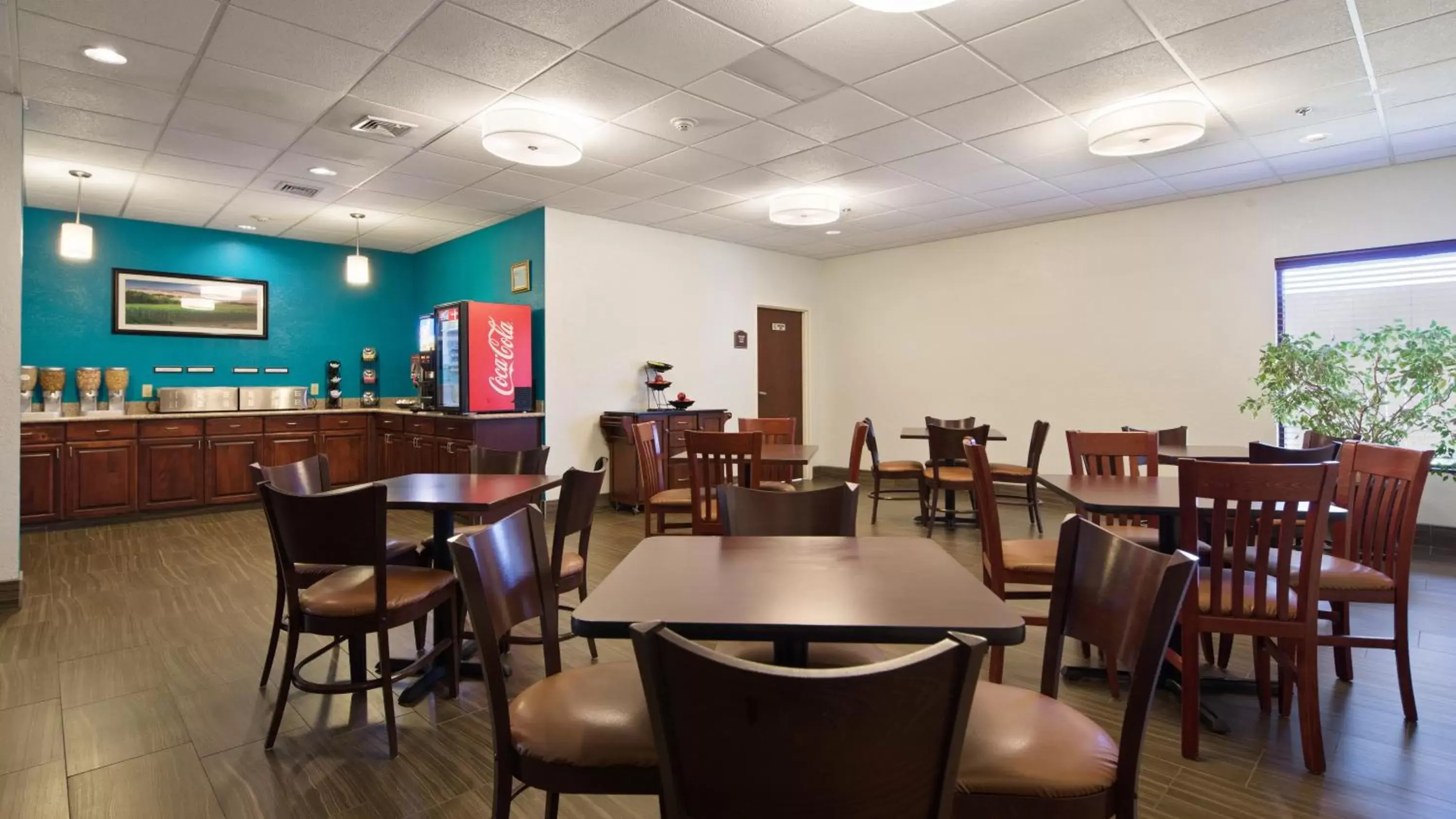 Kitchen or kitchenette, Restaurant/Places to Eat in Best Western Plus Springfield Airport Inn