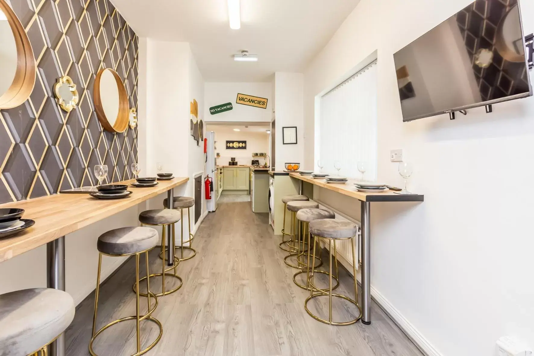 Dining area in Comfy-Stays - Lower Ocean Road