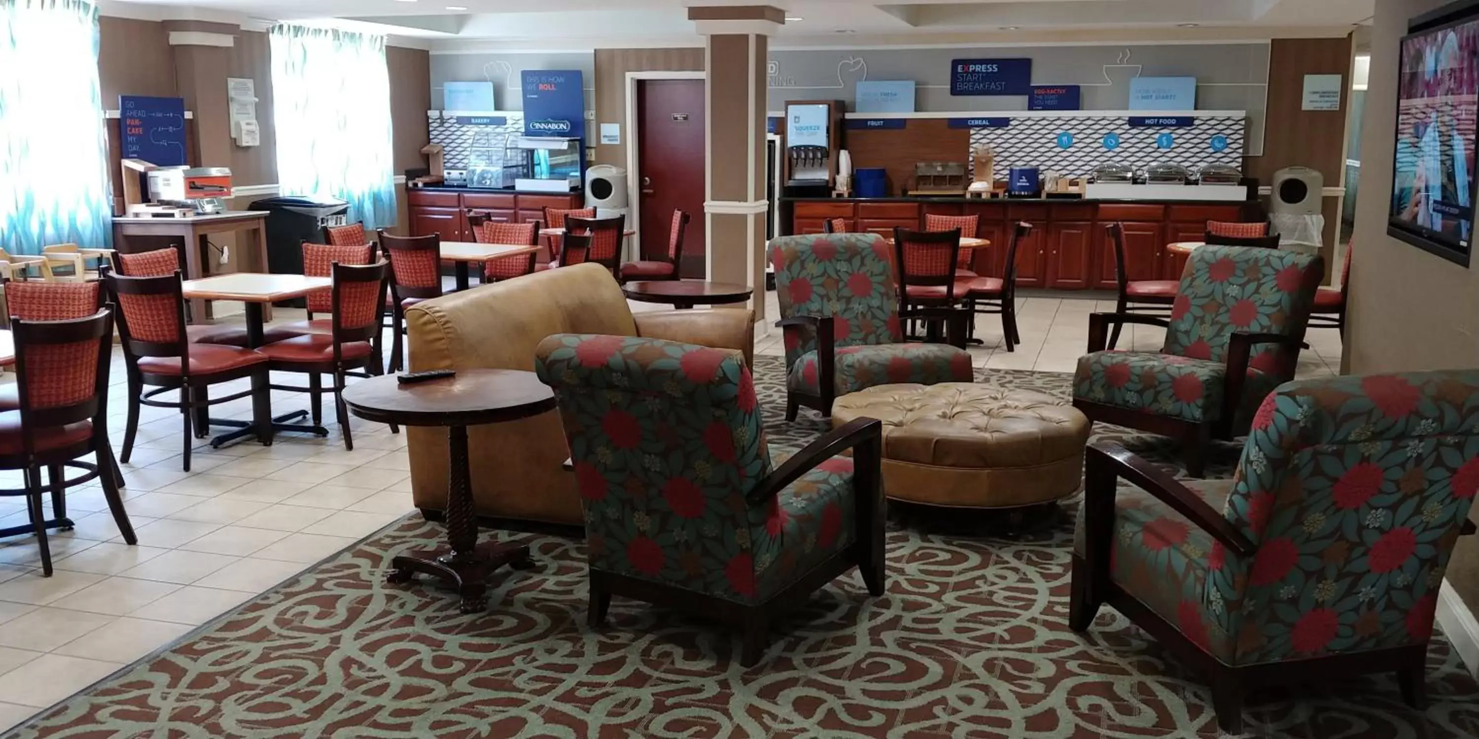 Breakfast, Lounge/Bar in Holiday Inn Express Hotel & Suites West Point-Fort Montgomery, an IHG Hotel