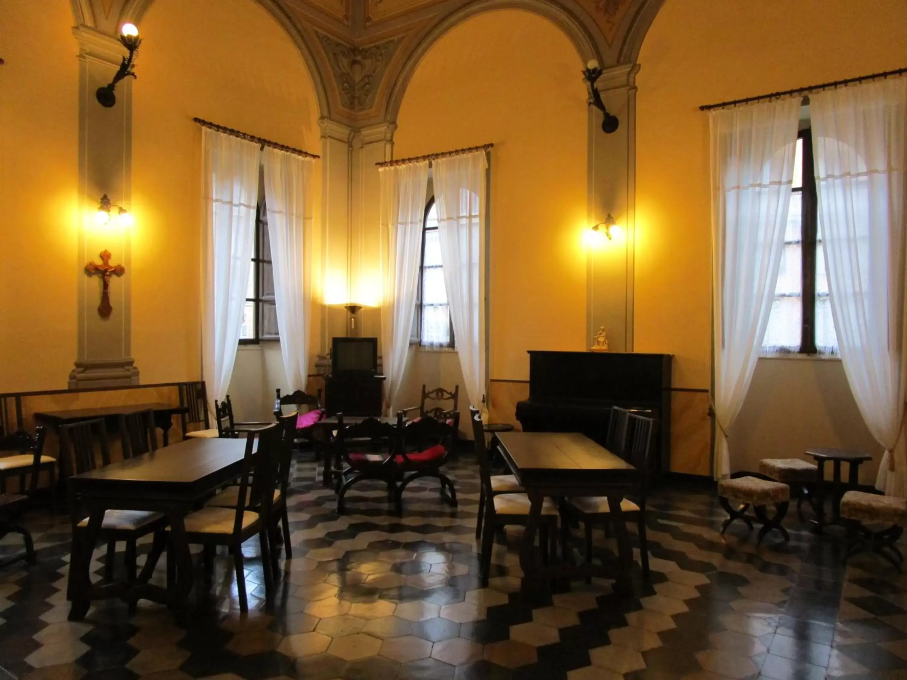 Communal lounge/ TV room, Restaurant/Places to Eat in Casa S. Giuseppe di Cluny