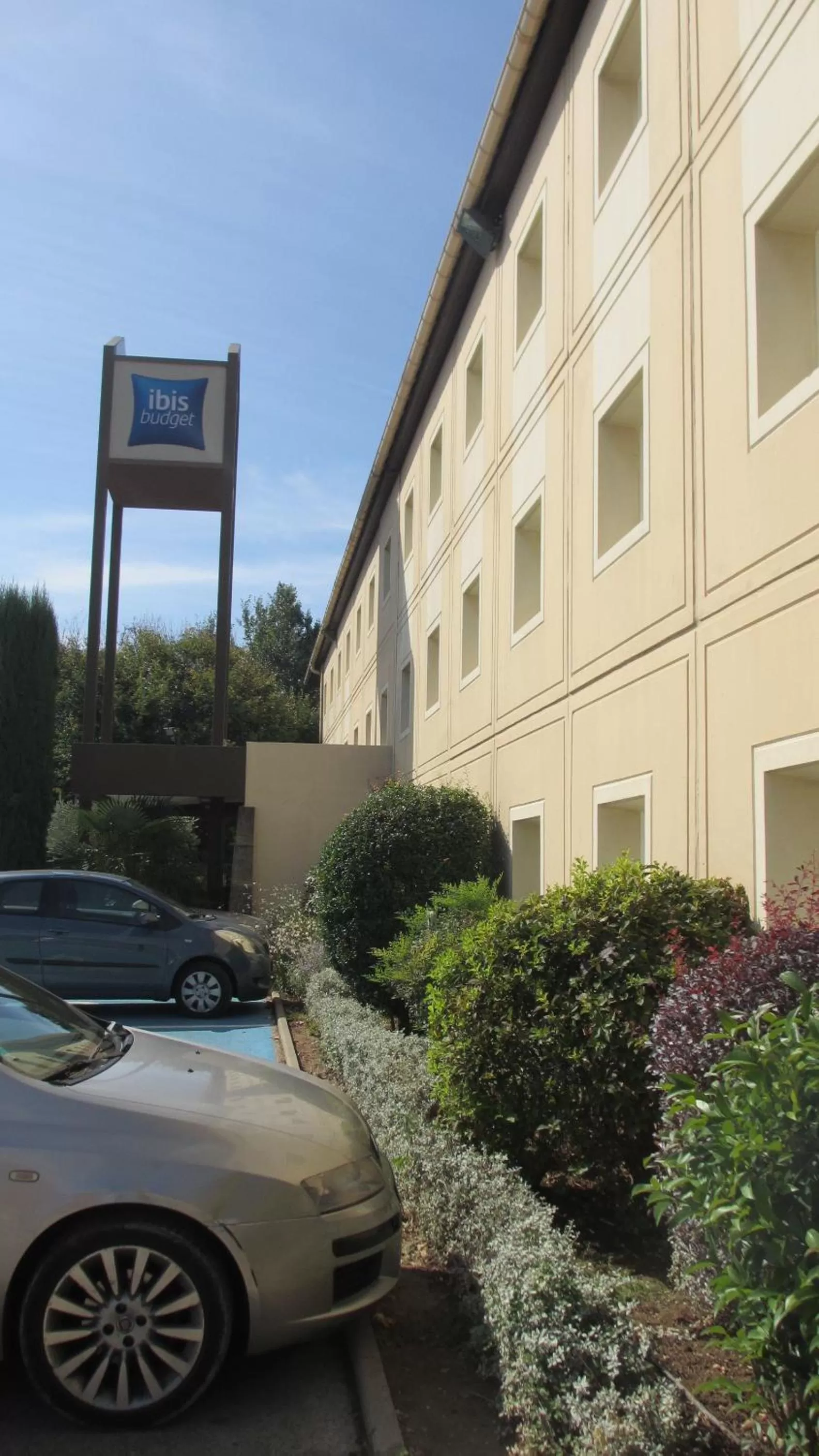 Facade/entrance in IBIS Budget Aix en Provence Est Le Canet