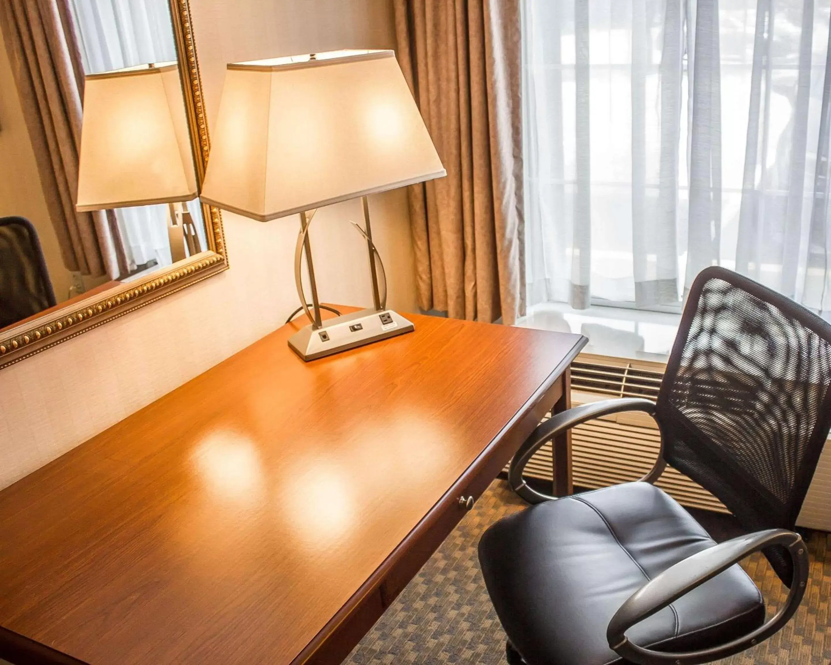 Photo of the whole room, Seating Area in Comfort Inn Wethersfield - Hartford