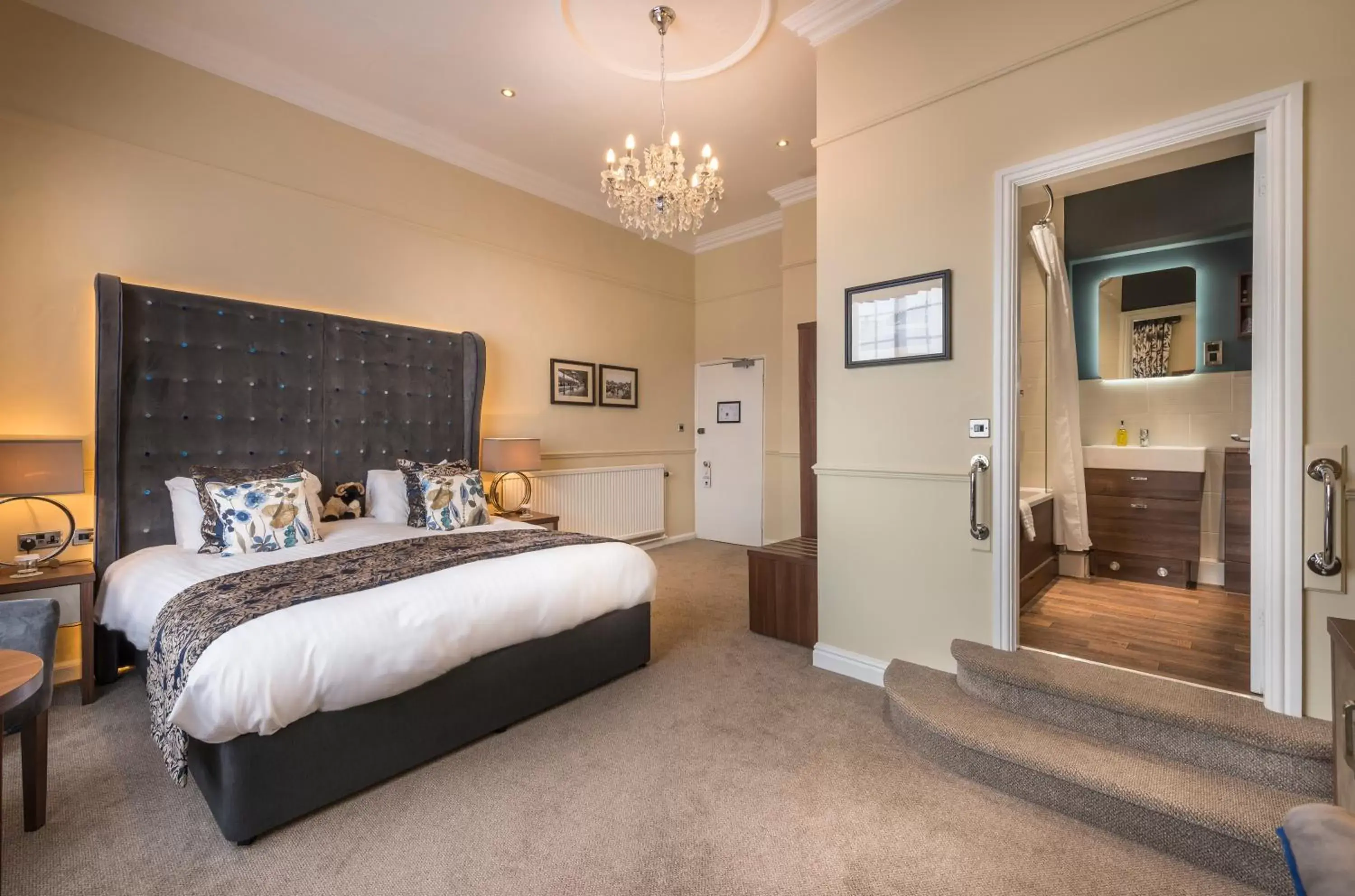 Bedroom, Bed in The Golden Fleece Hotel, Thirsk, North Yorkshire