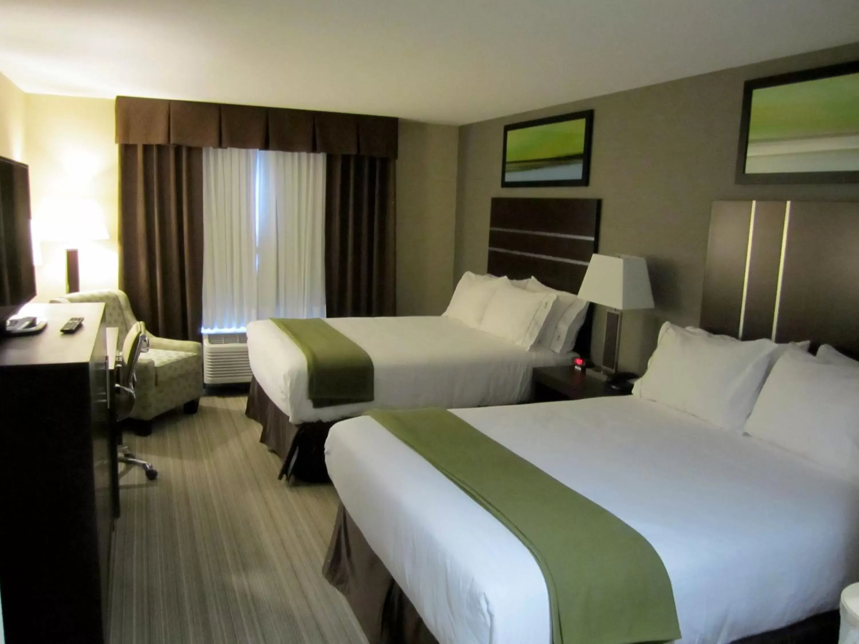 Bed in Holiday Inn Express Golden-Kicking Horse, an IHG Hotel