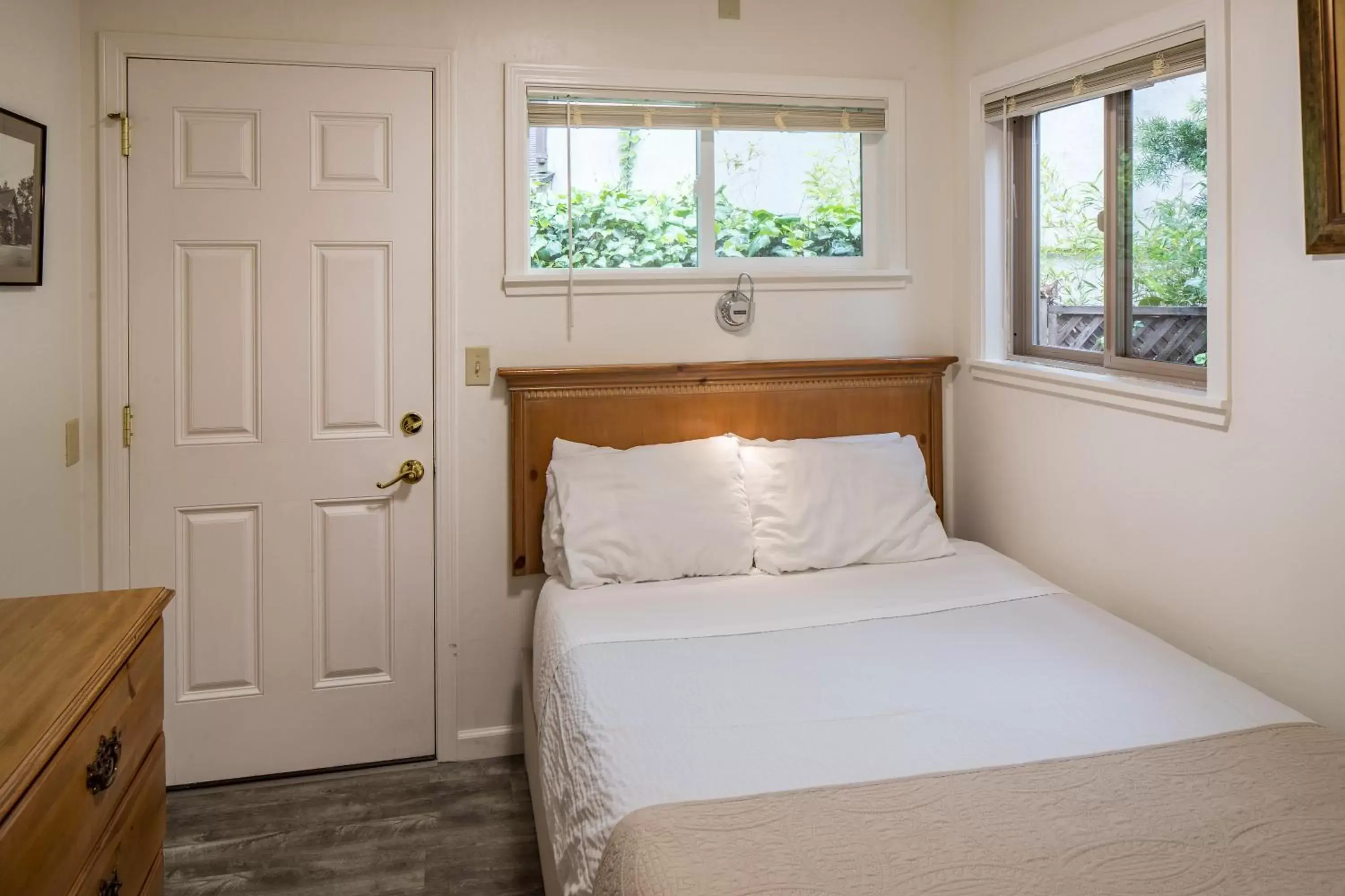 Bedroom, Bed in Andril Fireplace Cottages