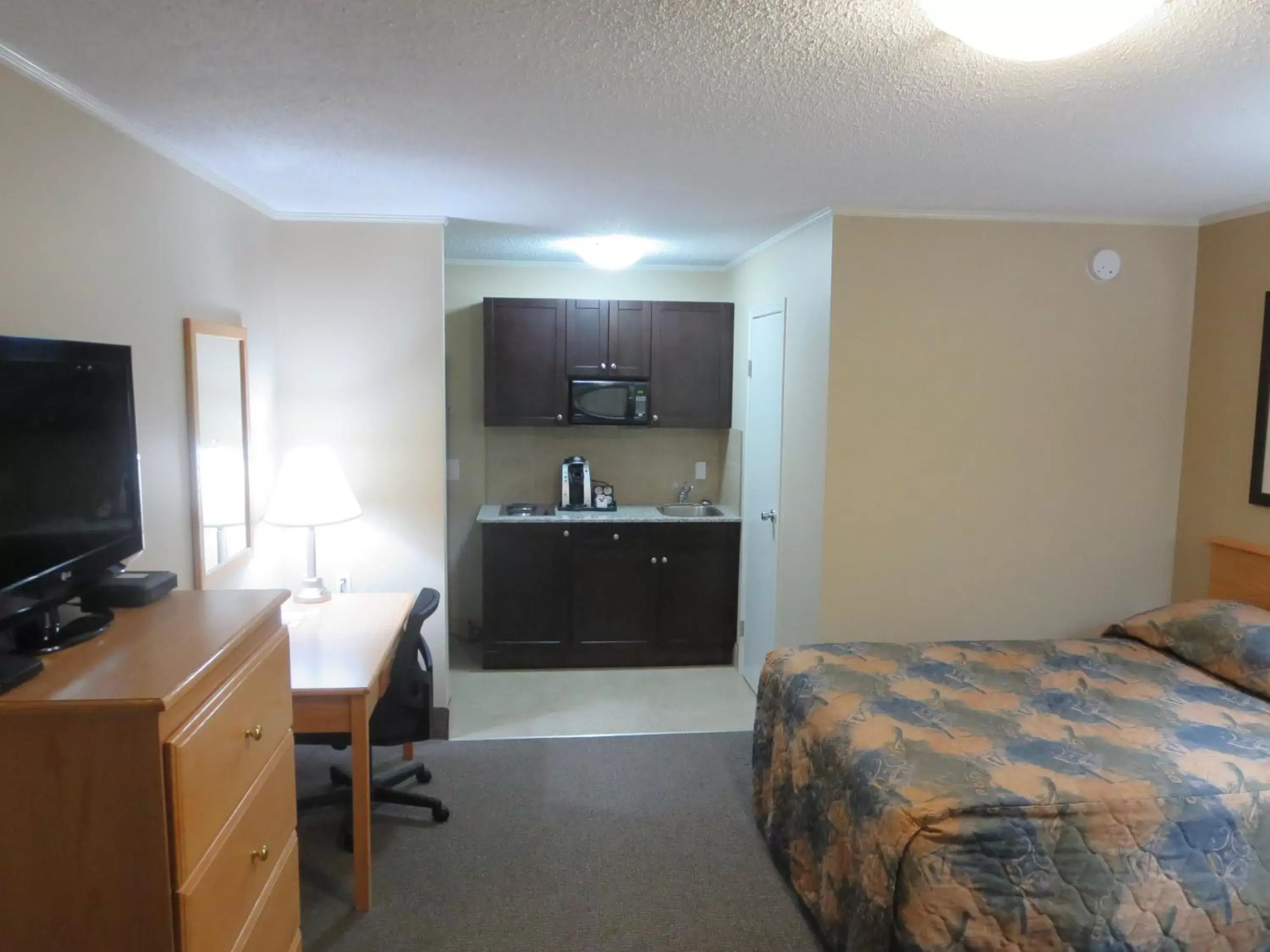 Kitchen or kitchenette, Kitchen/Kitchenette in Best Maple Inn - Drayton Valley