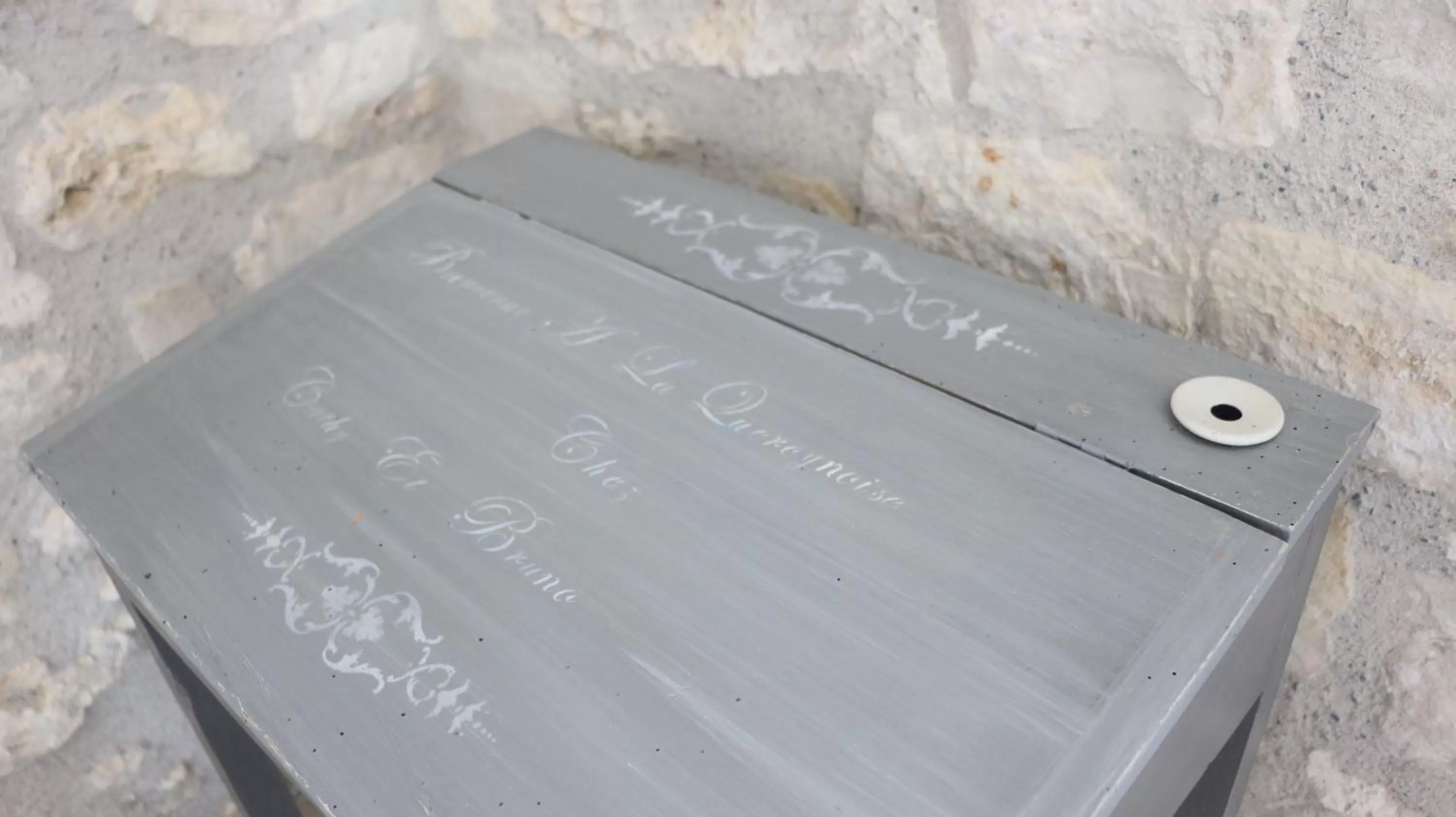 Decorative detail in Chambre d'hotes la Quercynoise