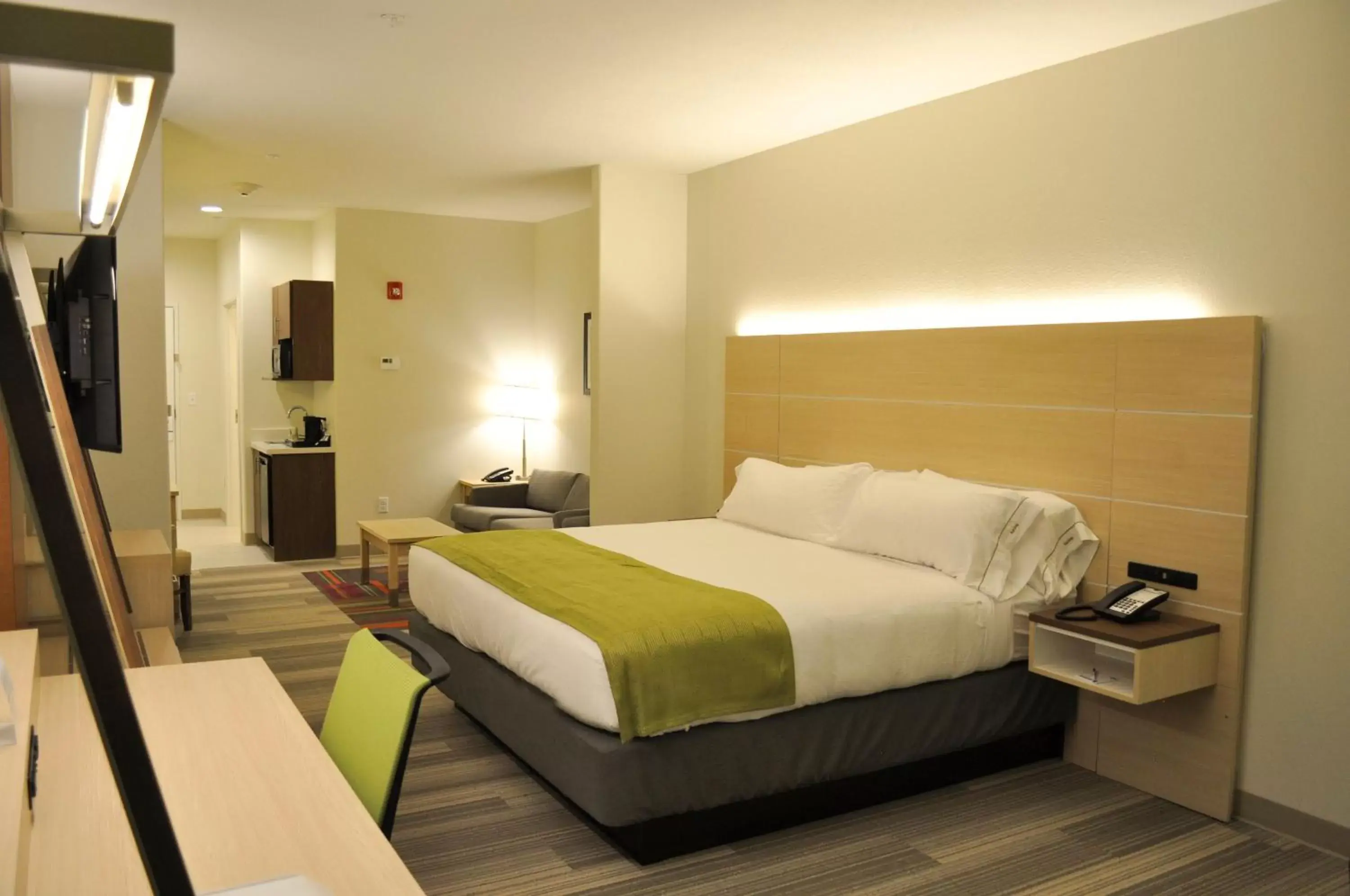 Photo of the whole room, Bed in Holiday Inn Express & Suites Price, an IHG Hotel