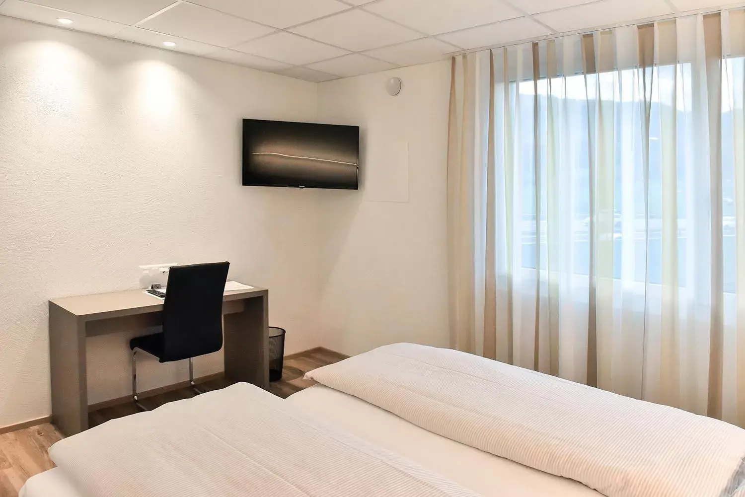 Bed, TV/Entertainment Center in Hotel am Kreisel: Self-Service Check-In Hotel