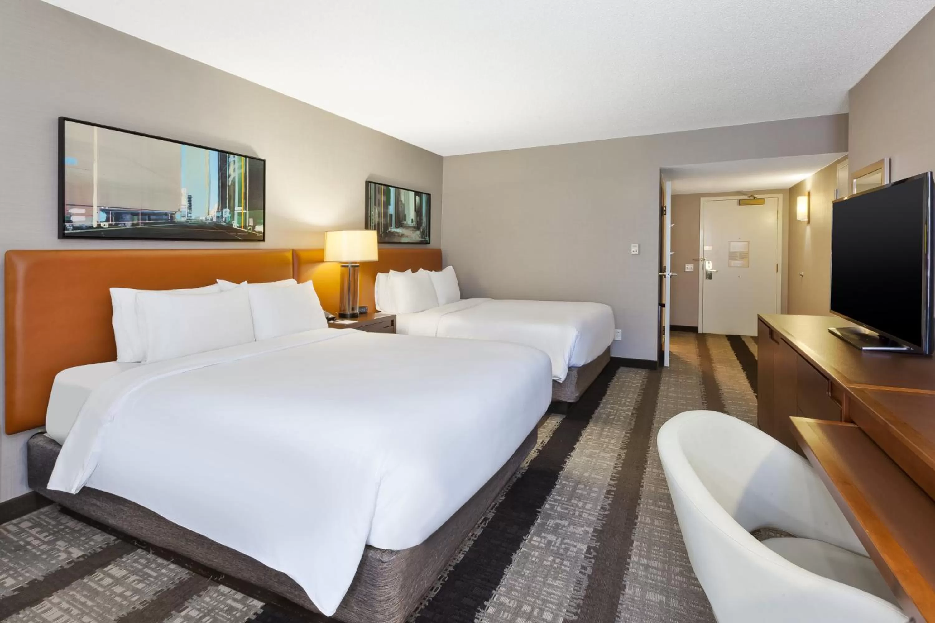 Photo of the whole room, Bed in Crowne Plaza Dulles Airport by IHG