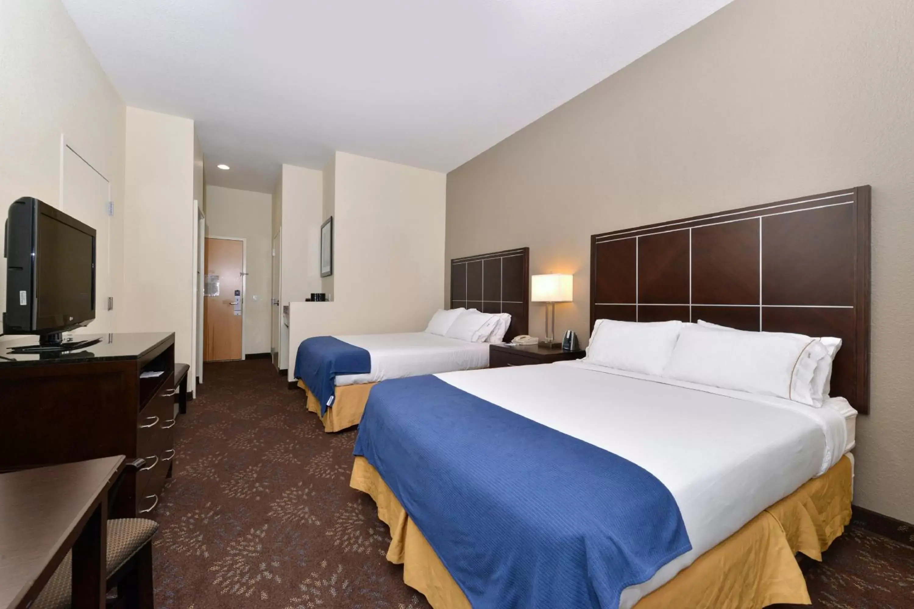 Photo of the whole room, Bed in Hampton Inn & Suites Cathedral City