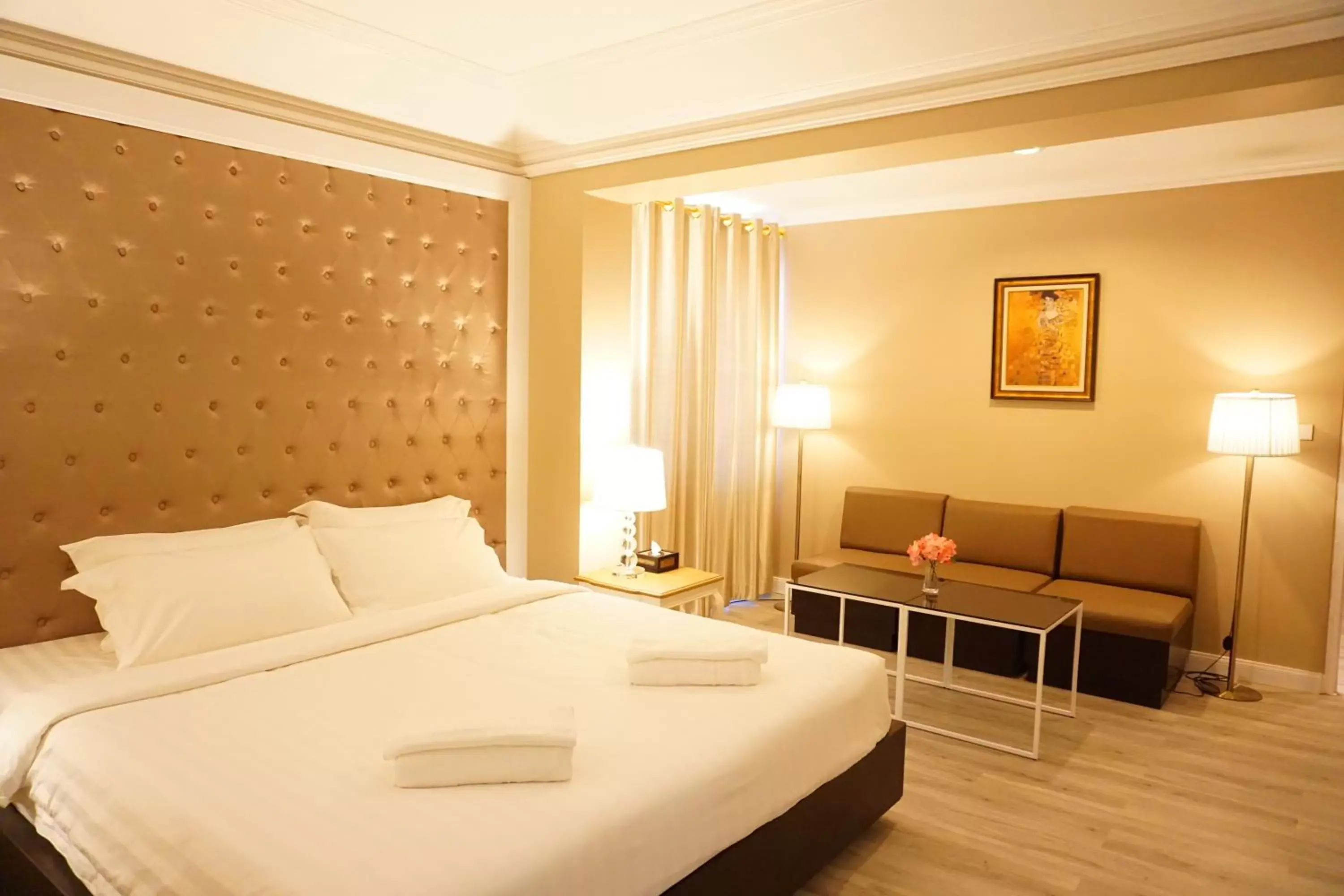 Bed in Taris Art Hotel Phrae