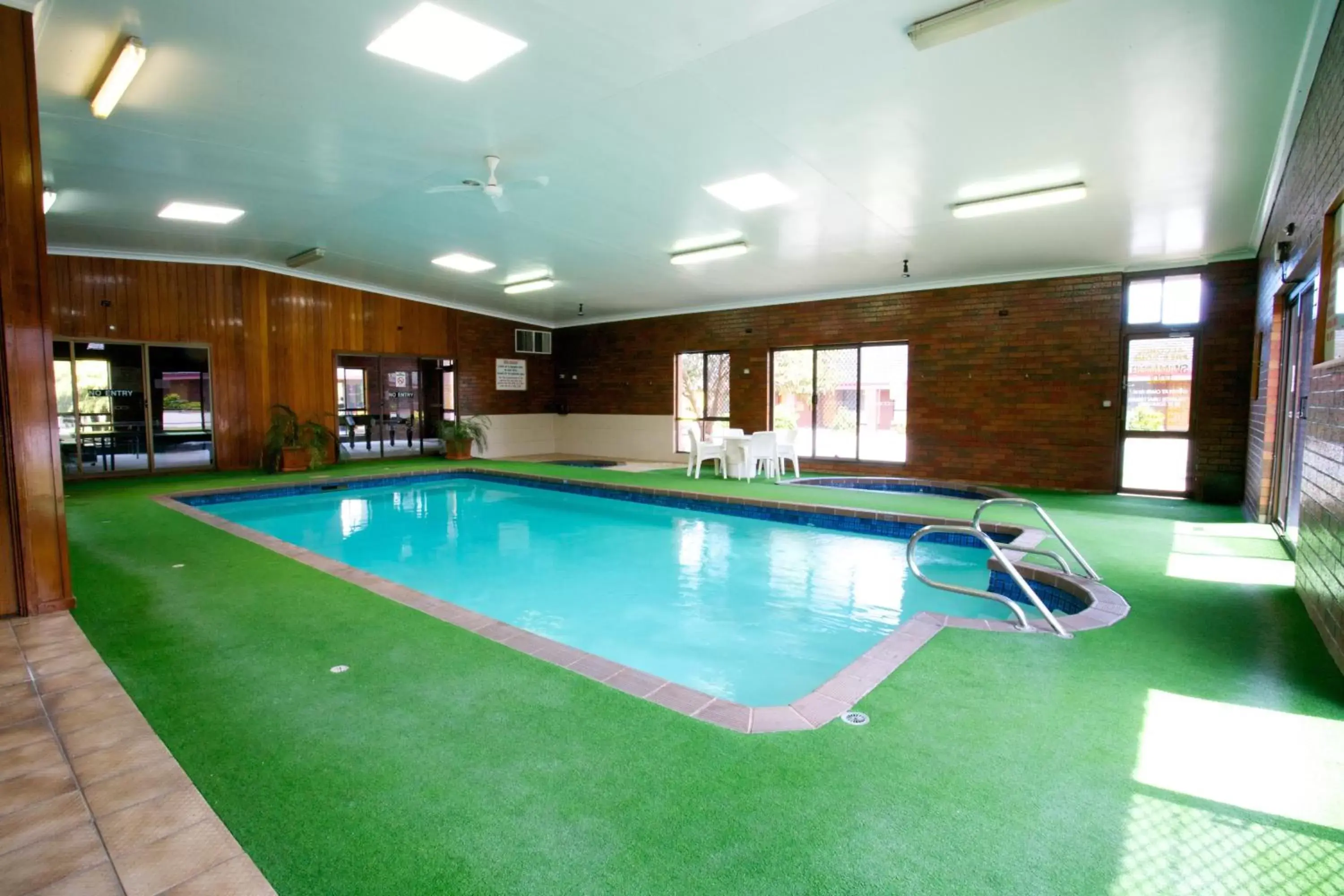 Activities, Swimming Pool in Golden Grain Motor Inn