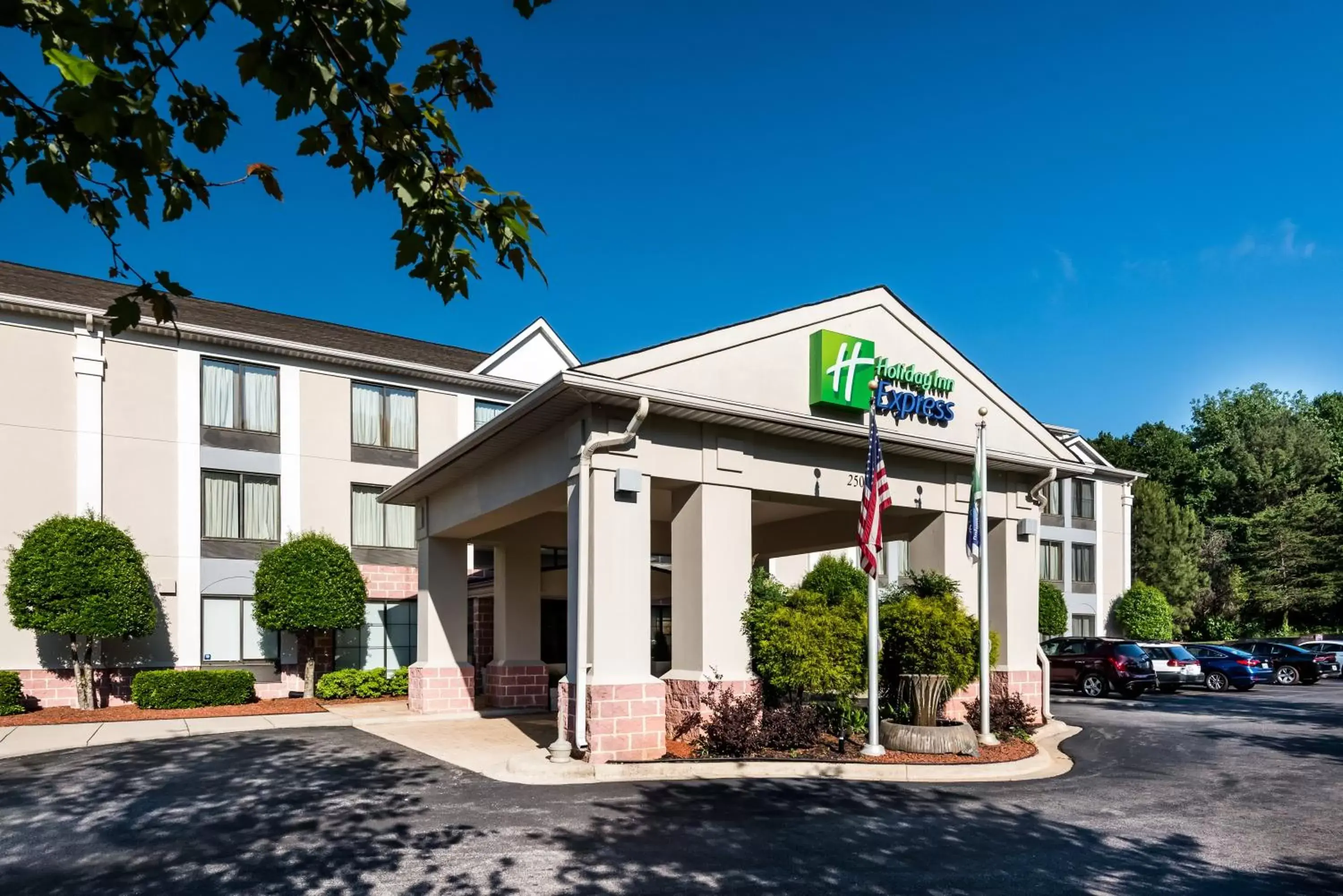 Property Building in Holiday Inn Express Hotel & Suites Charlotte Airport-Belmont, an IHG Hotel