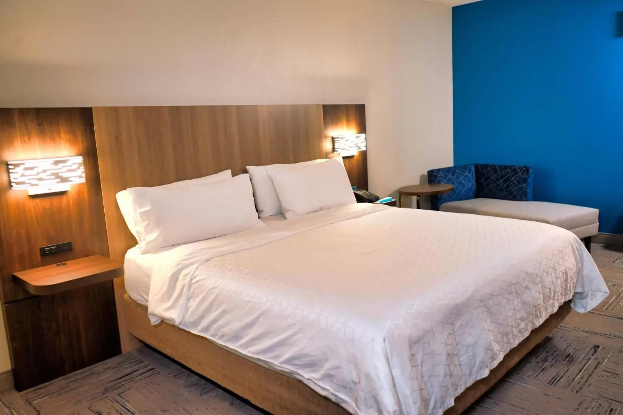 Photo of the whole room, Bed in Holiday Inn Express Hotel & Suites Tampa-Oldsmar, an IHG Hotel