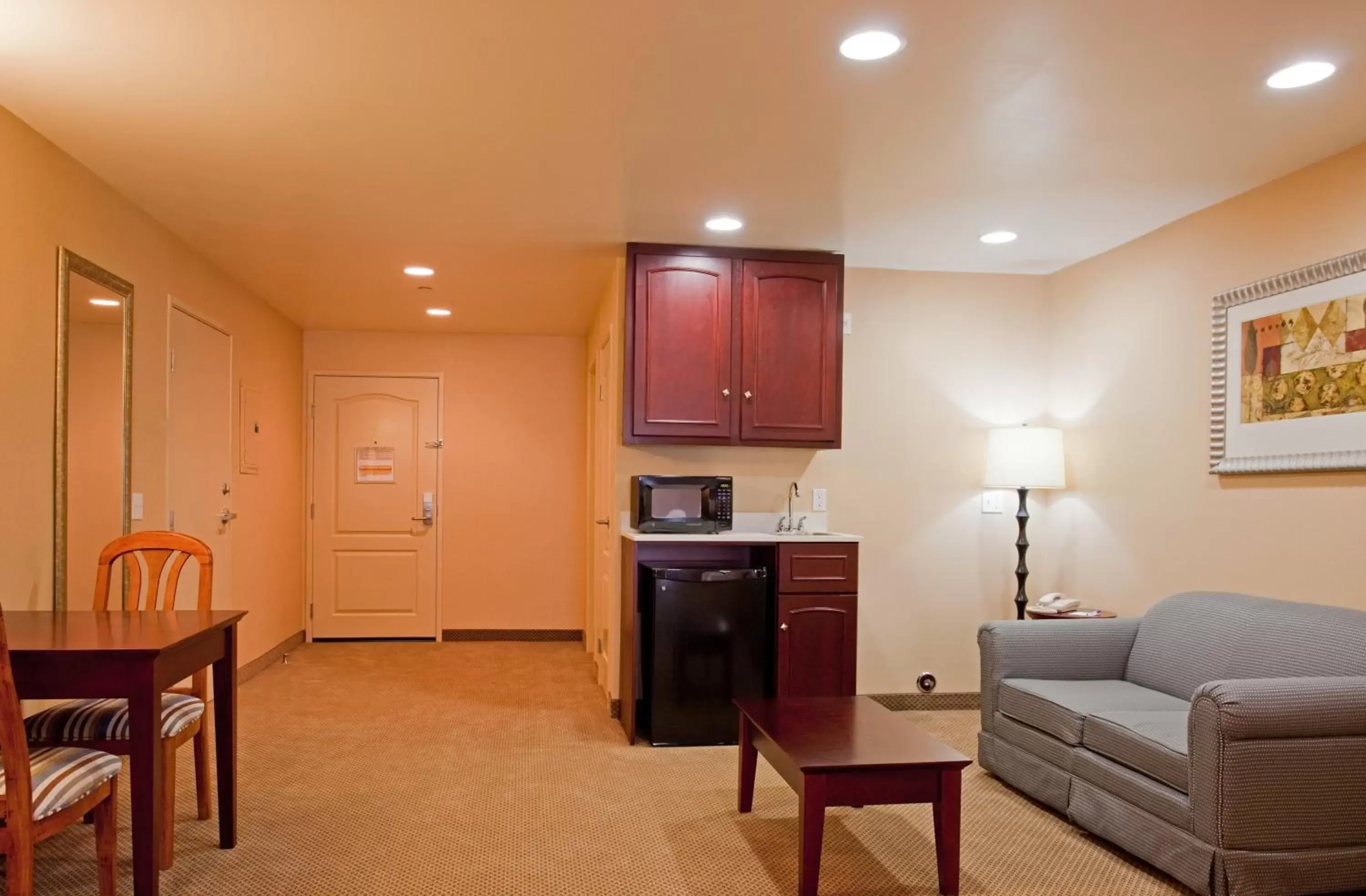 Photo of the whole room, Seating Area in Holiday Inn Express Hotel & Suites Los Angeles Airport Hawthorne, an IHG Hotel