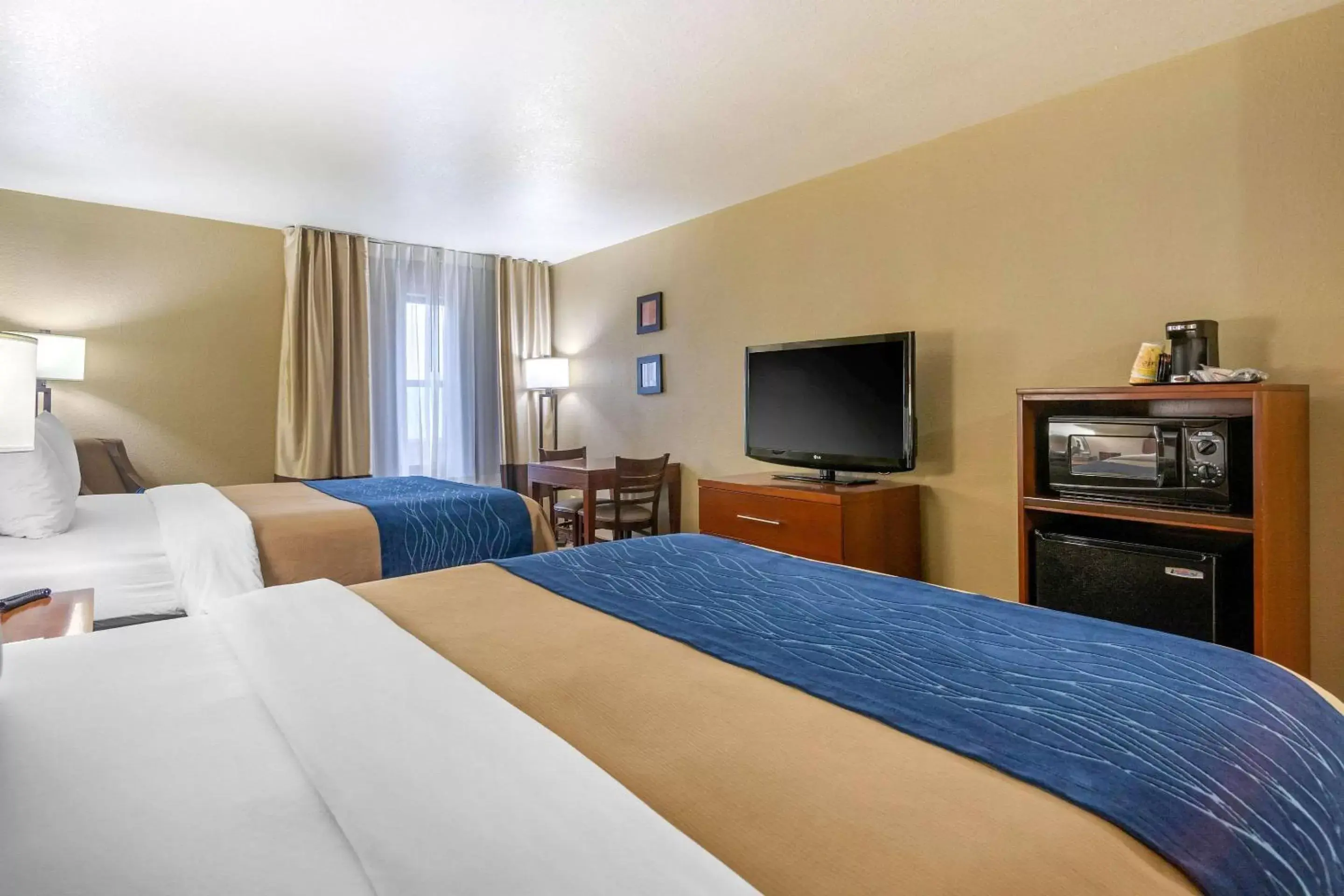 Photo of the whole room, Bed in Comfort Inn & Suites Springfield I-44