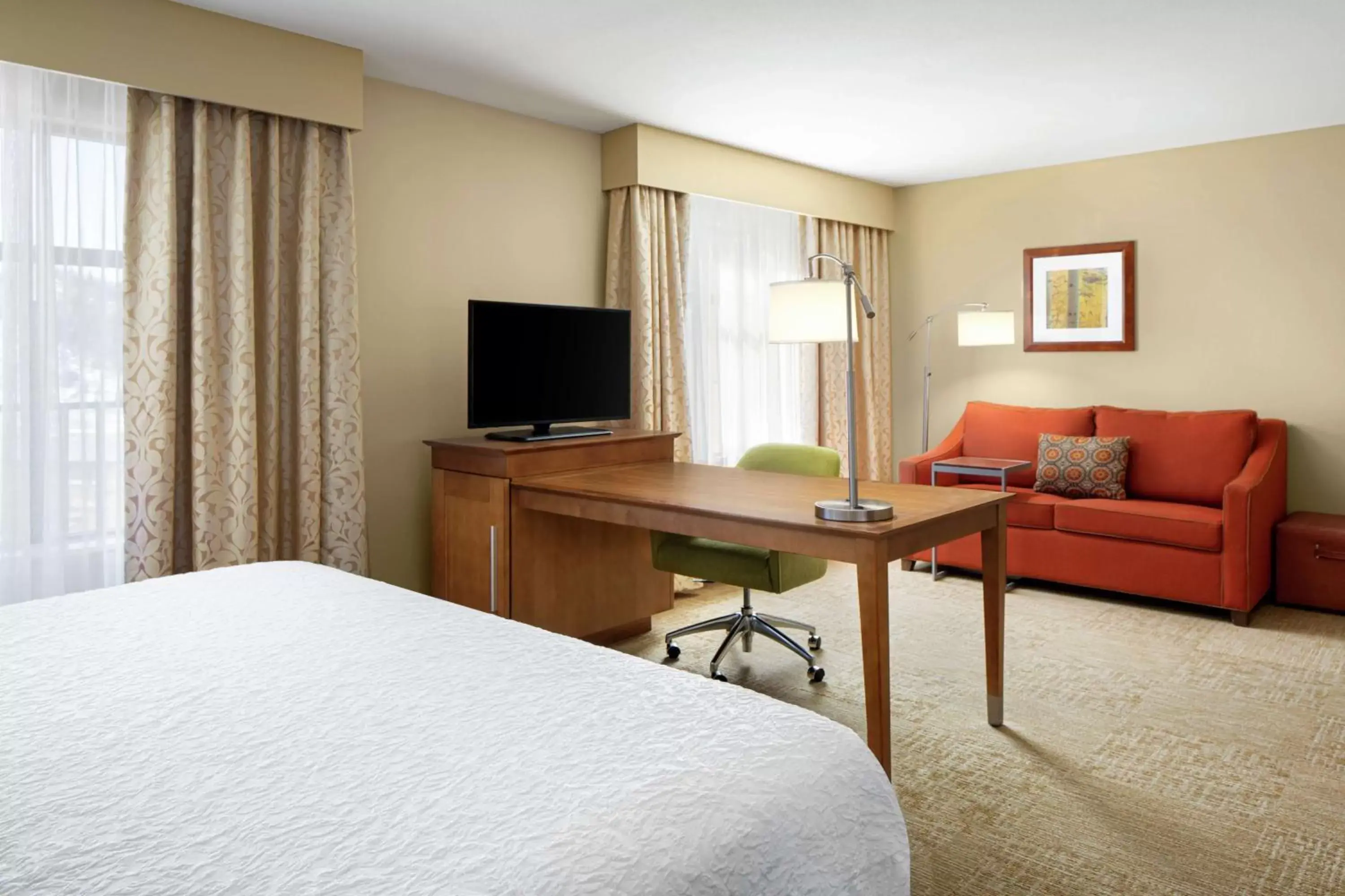 Bedroom, TV/Entertainment Center in Hampton Inn & Suites Silverthorne