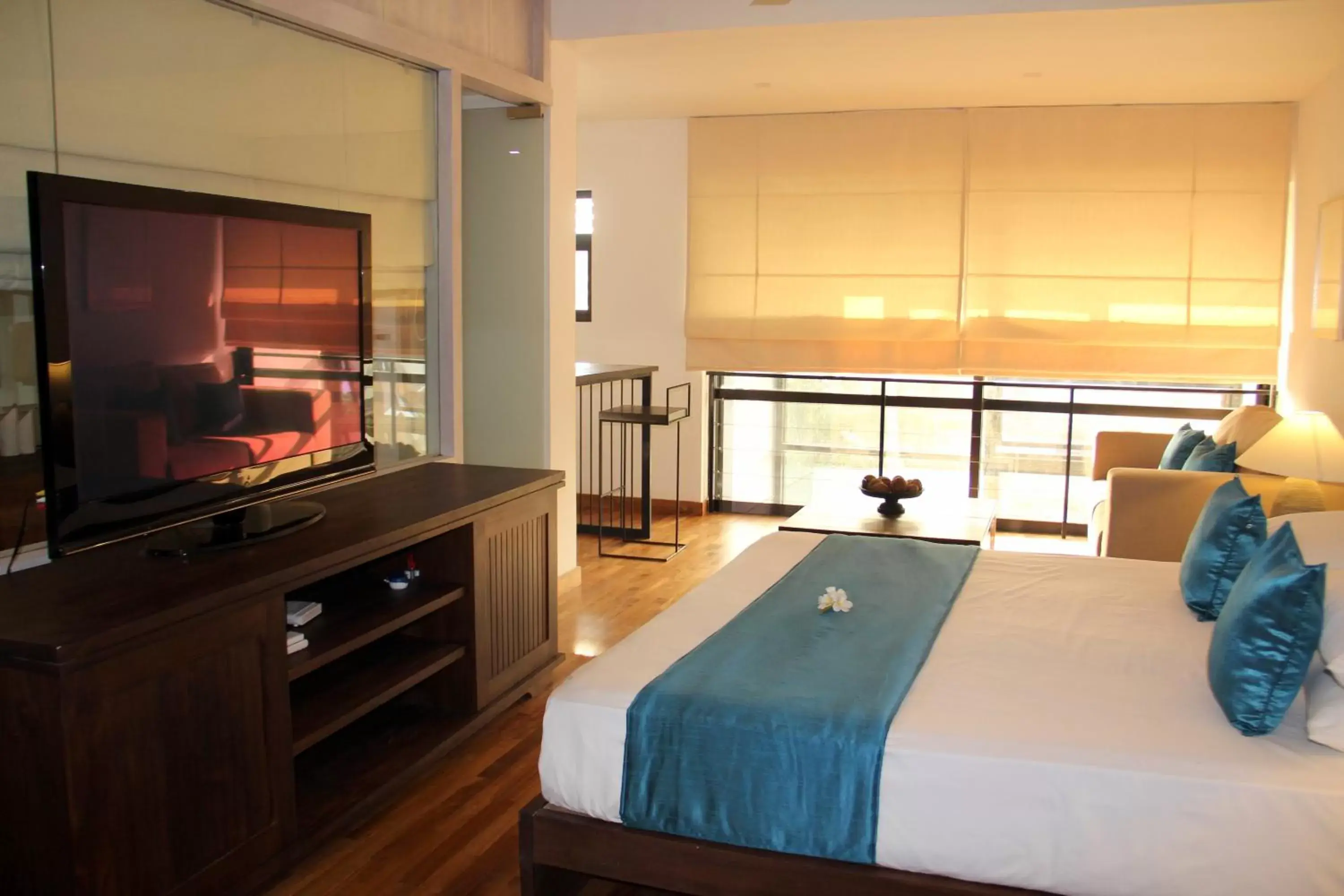 Bed, TV/Entertainment Center in Rockwell Colombo