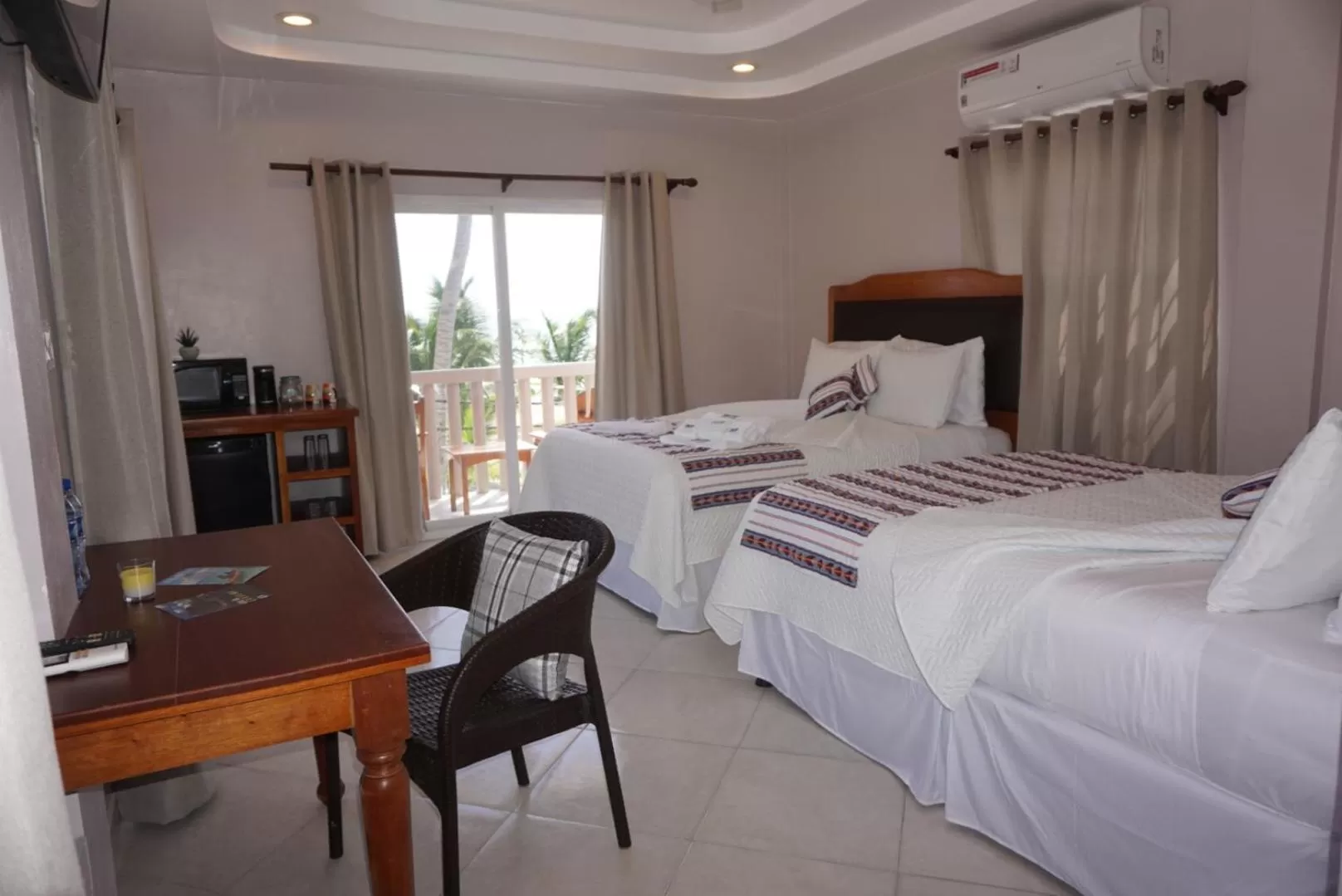 Bedroom, Bed in La Isla Resort