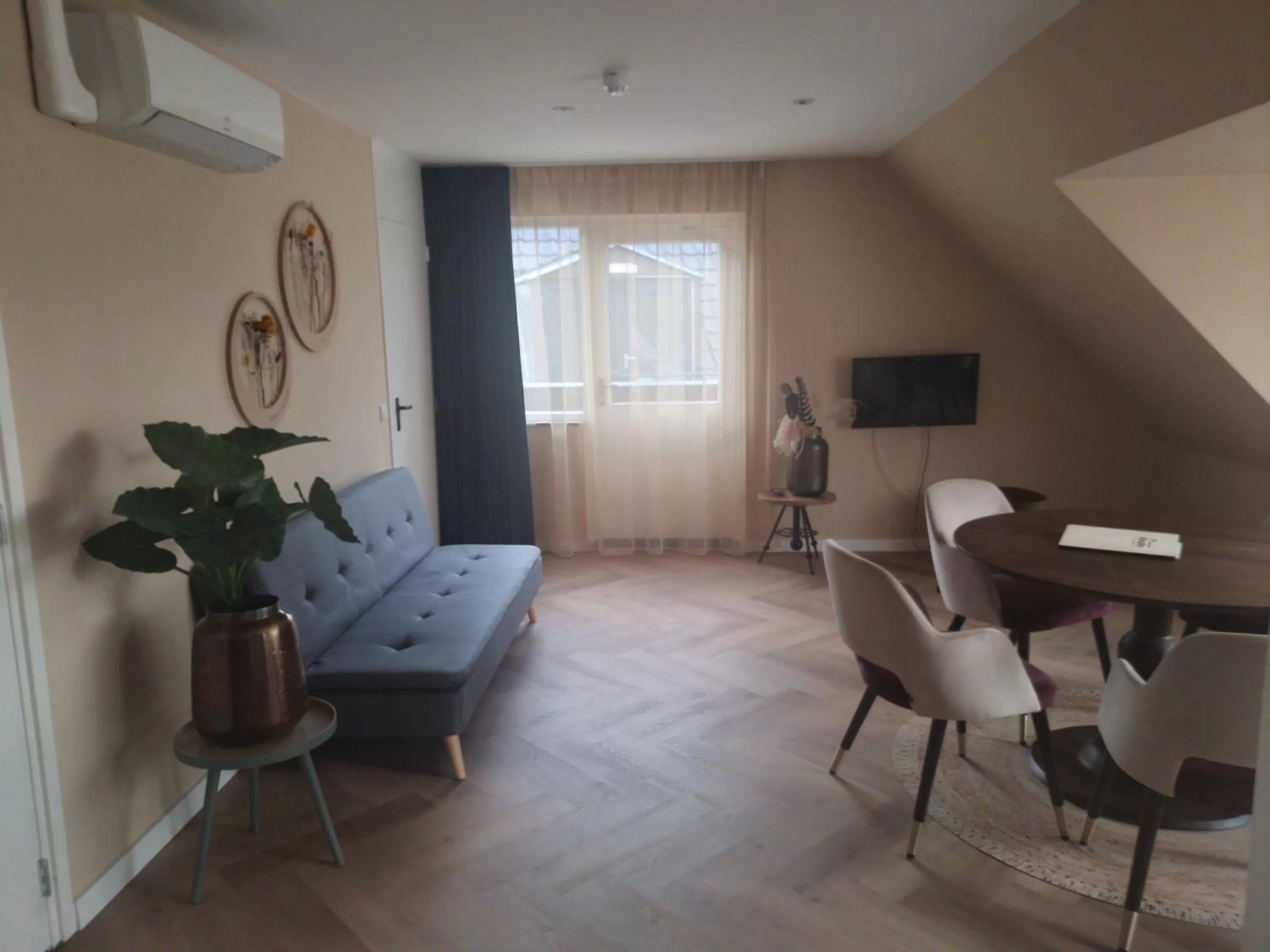 Communal lounge/ TV room in Hotel Karsten