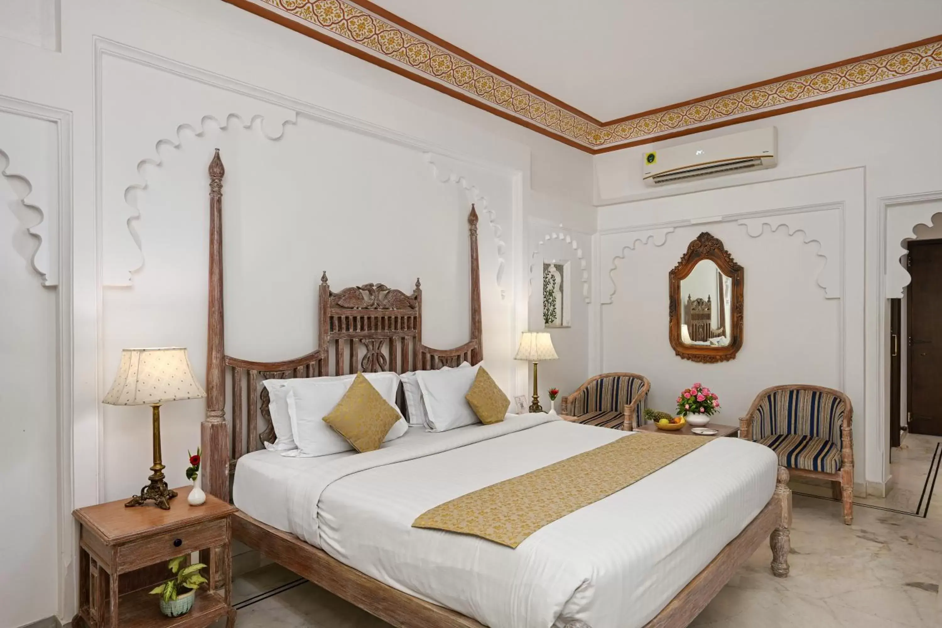 Bed in Swaroop Vilas - Lake Facing Boutique Hotel