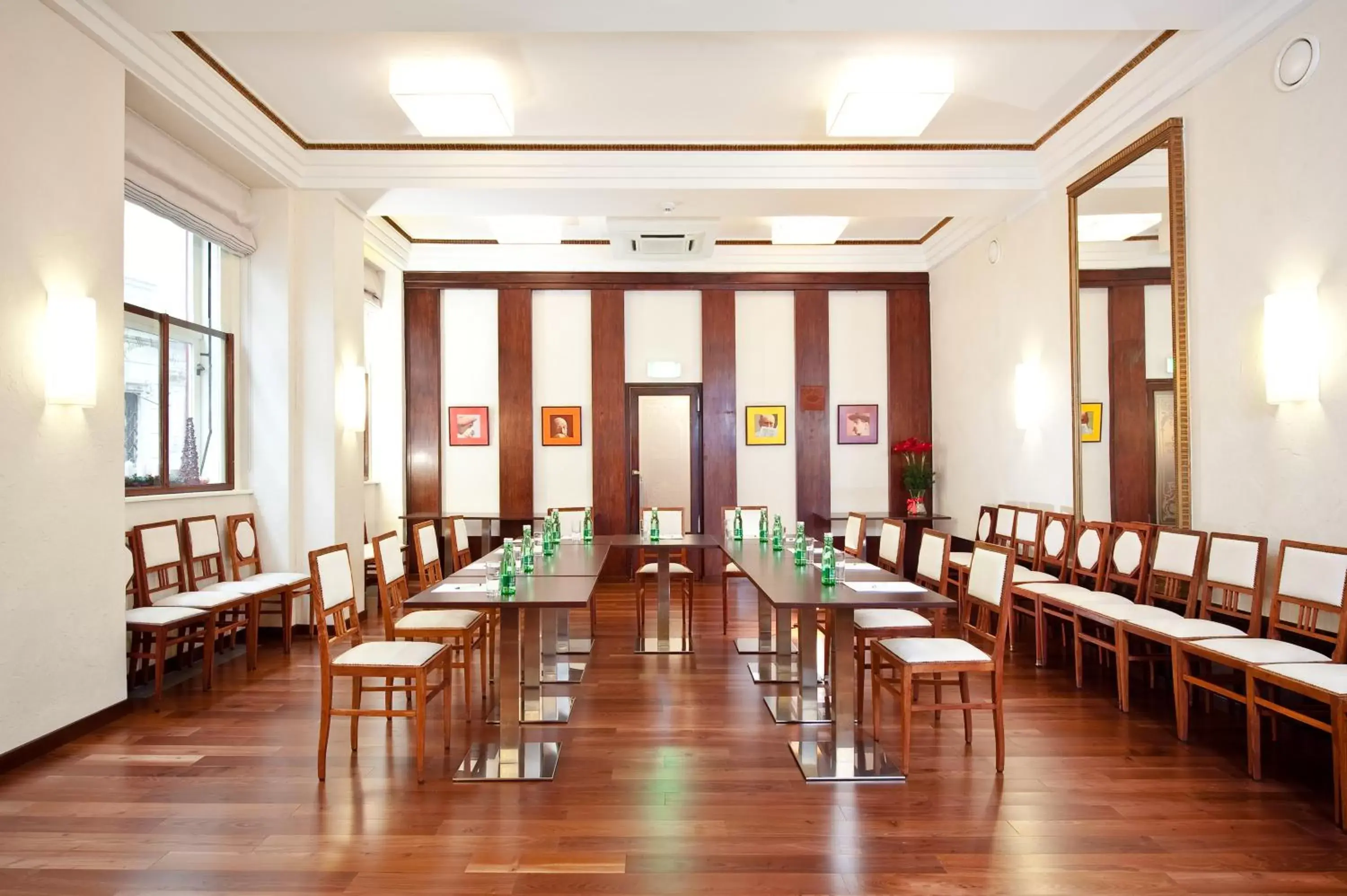 Business facilities, Restaurant/Places to Eat in Graben Hotel