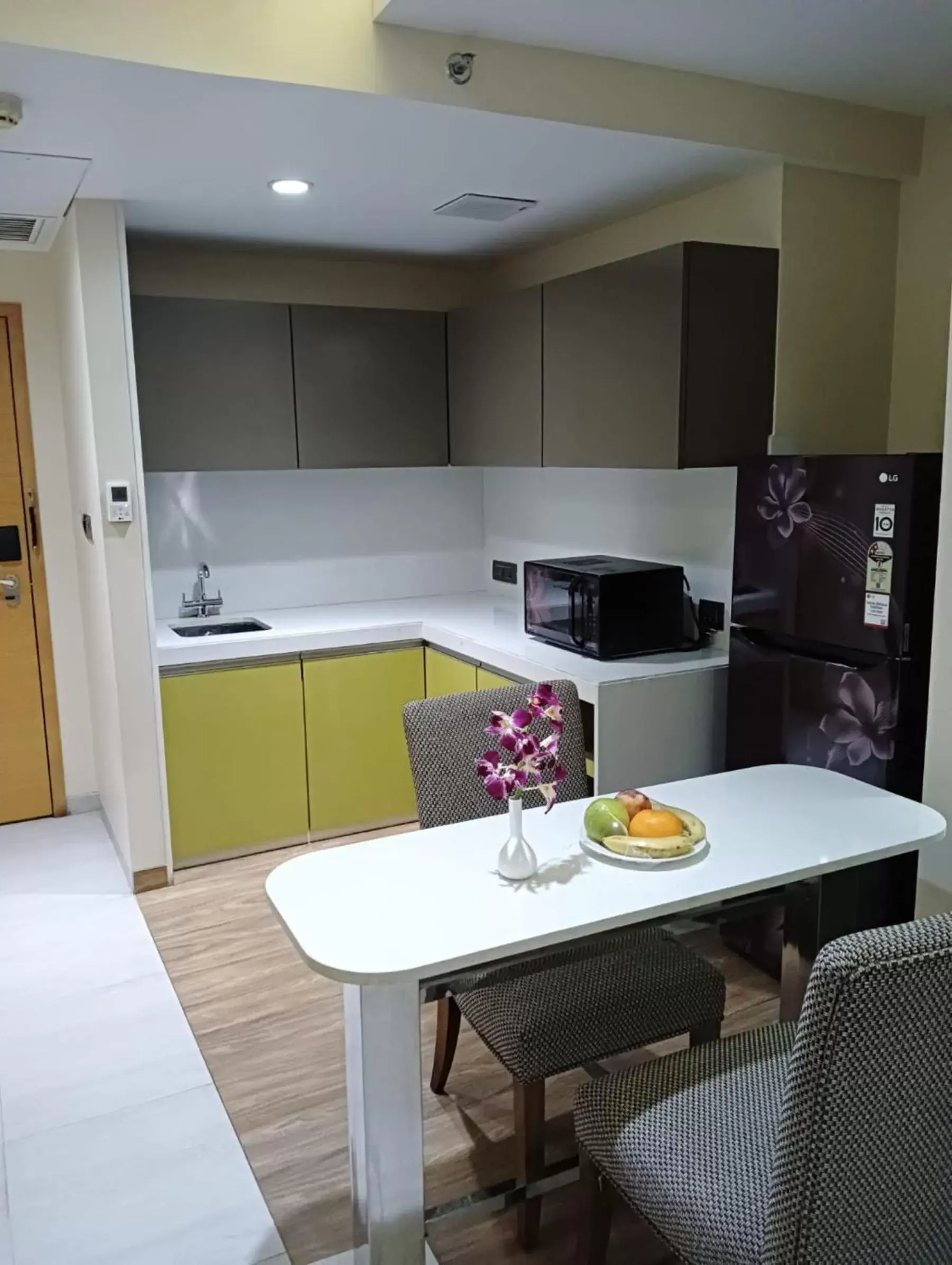 minibar, Kitchen/Kitchenette in Hotel Suba Elite