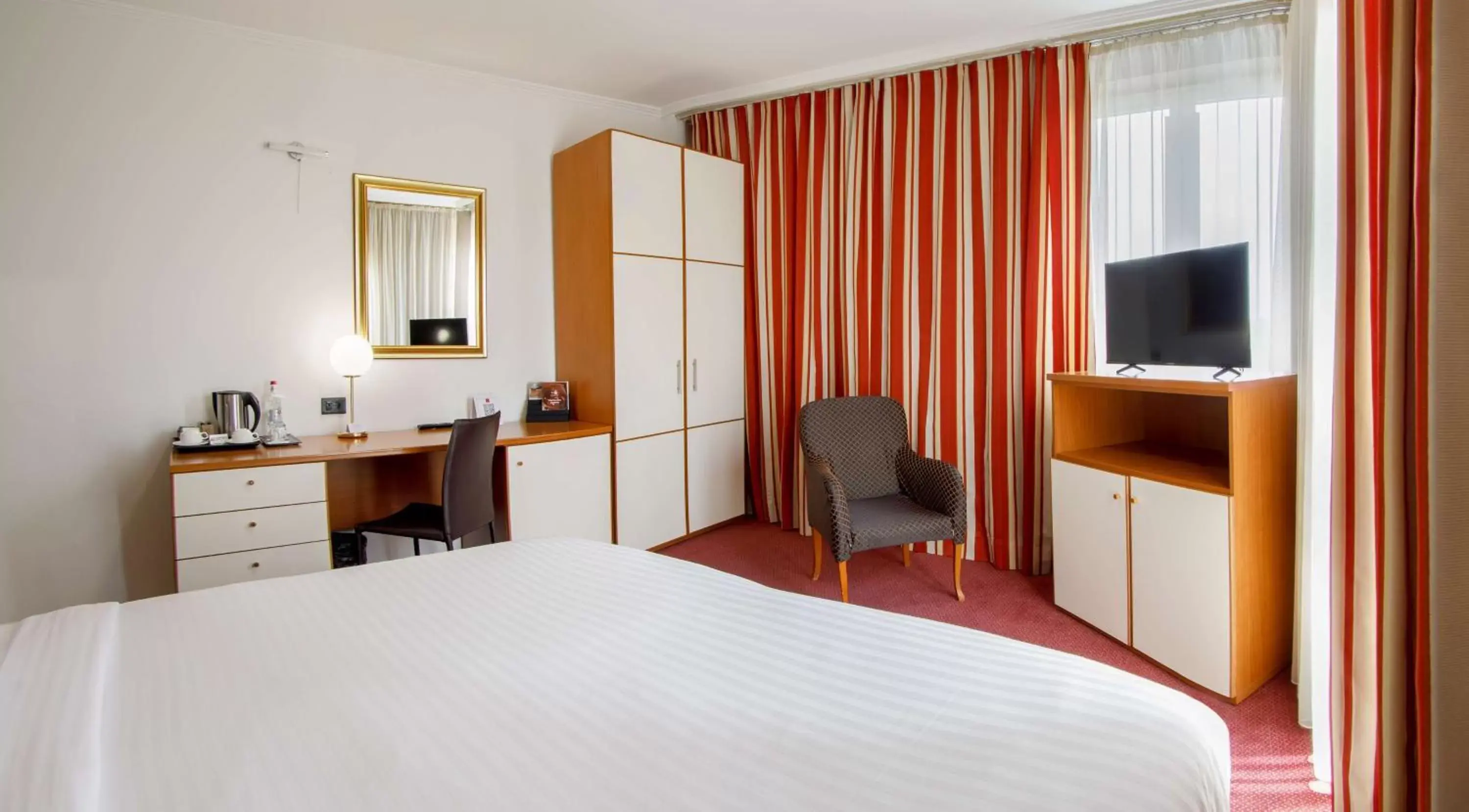 Bedroom, TV/Entertainment Center in Best Western Plus Congress Hotel Yerevan