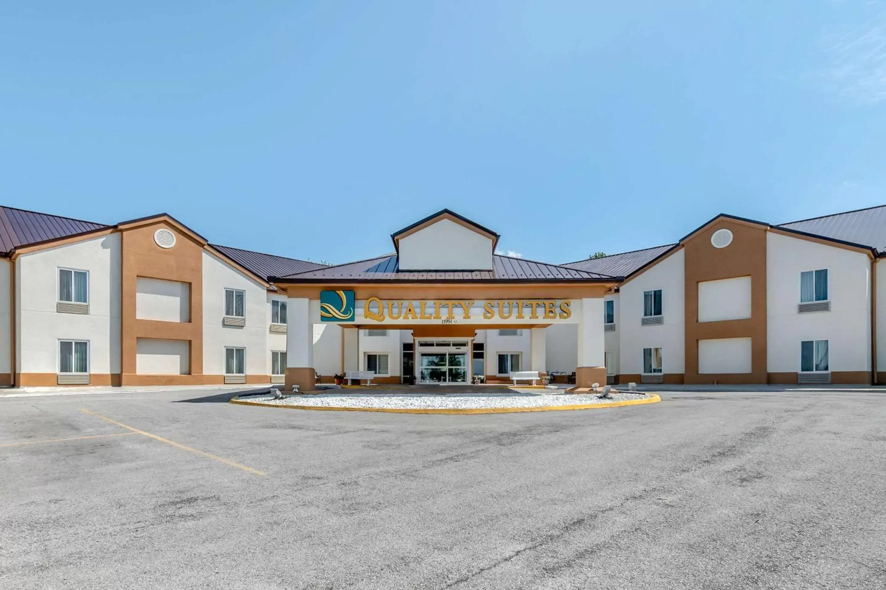 Property Building in Quality Suites Kansas City International Airport