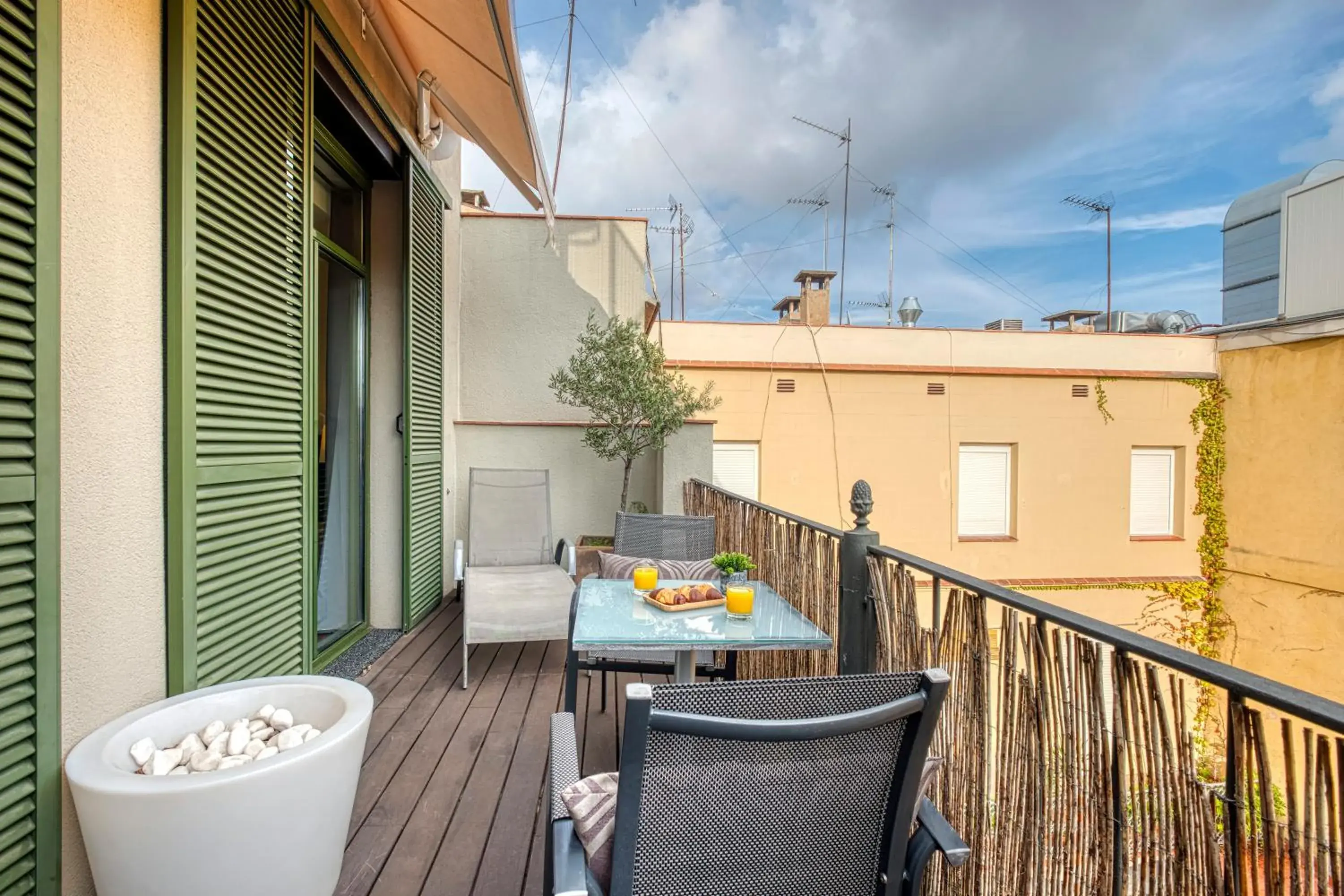 Balcony/Terrace in Paseo de Gracia Bas Apartments by Aspasios