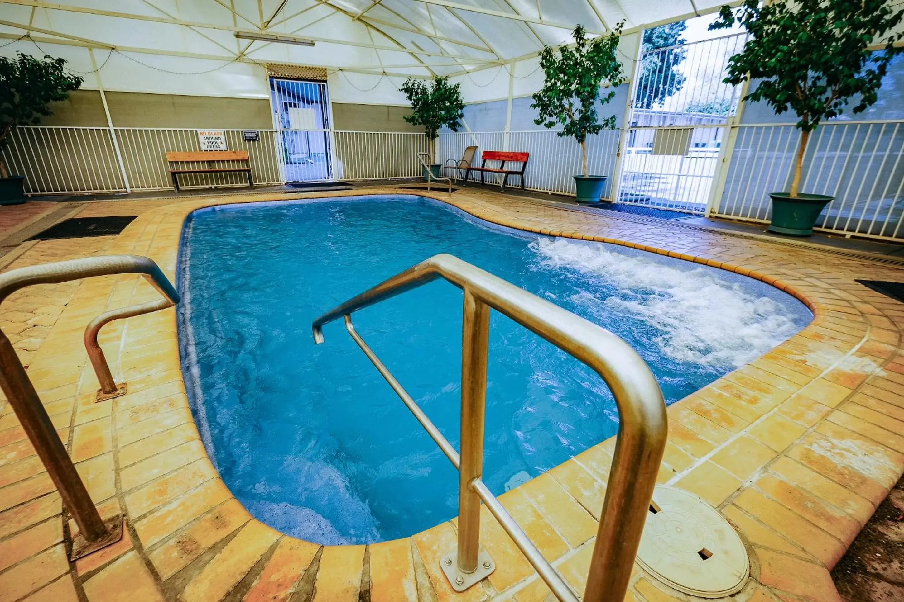 Hot Spring Bath, Swimming Pool in Artesian Spa Motel