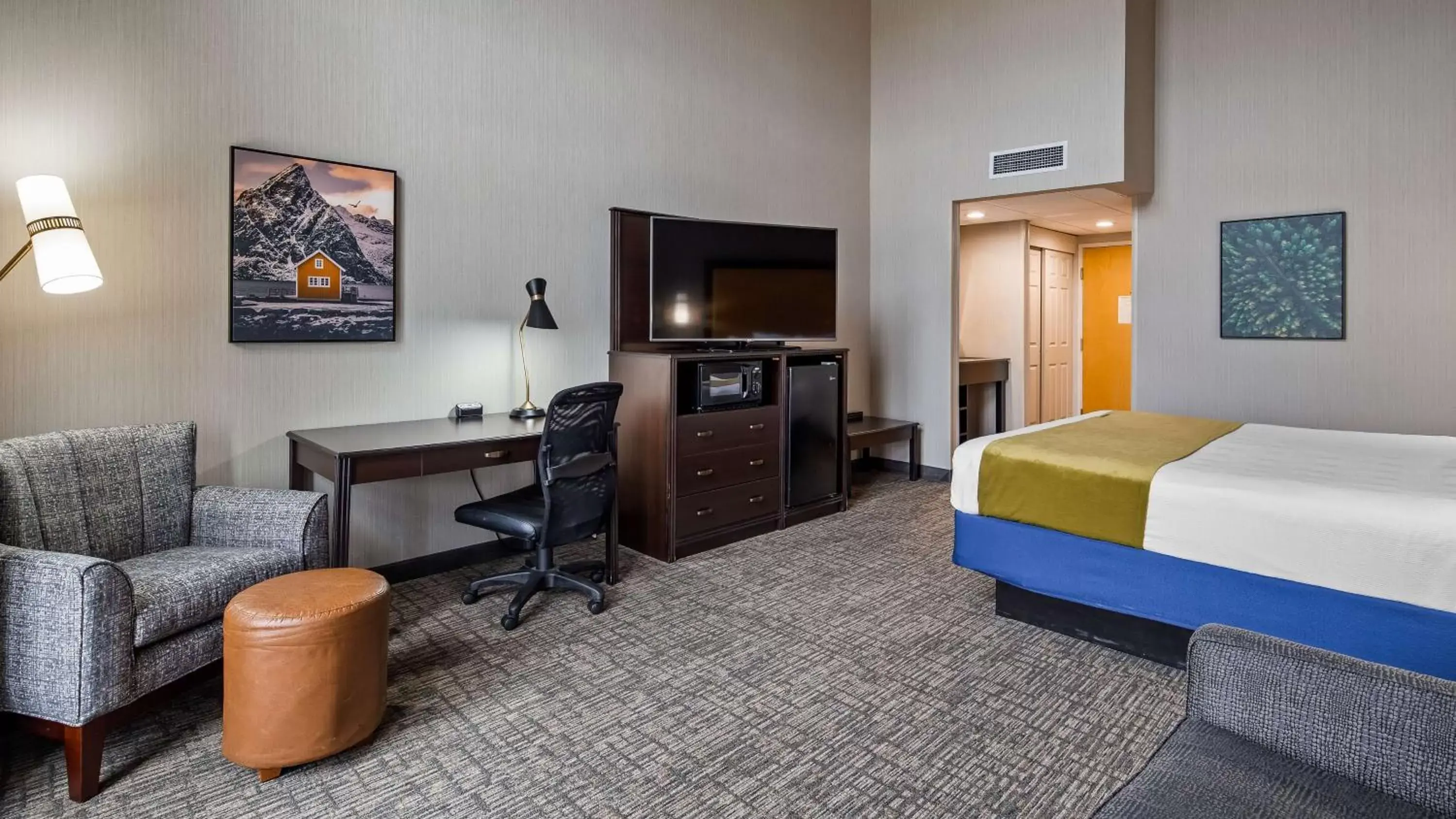 Photo of the whole room, TV/Entertainment Center in Best Western Plus Grant Creek Inn