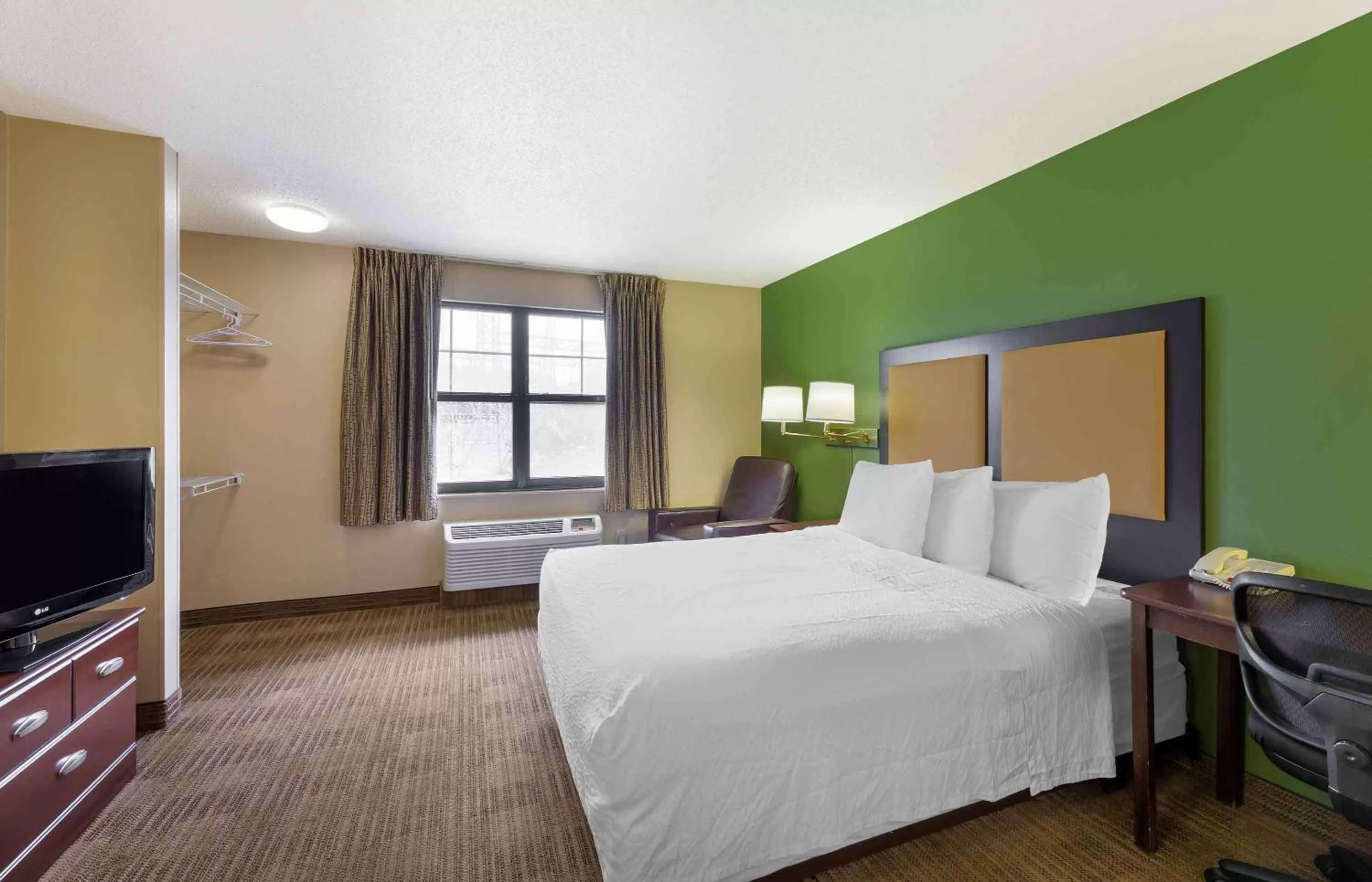 Bedroom, Bed in Extended Stay America Suites - Cleveland - Brooklyn