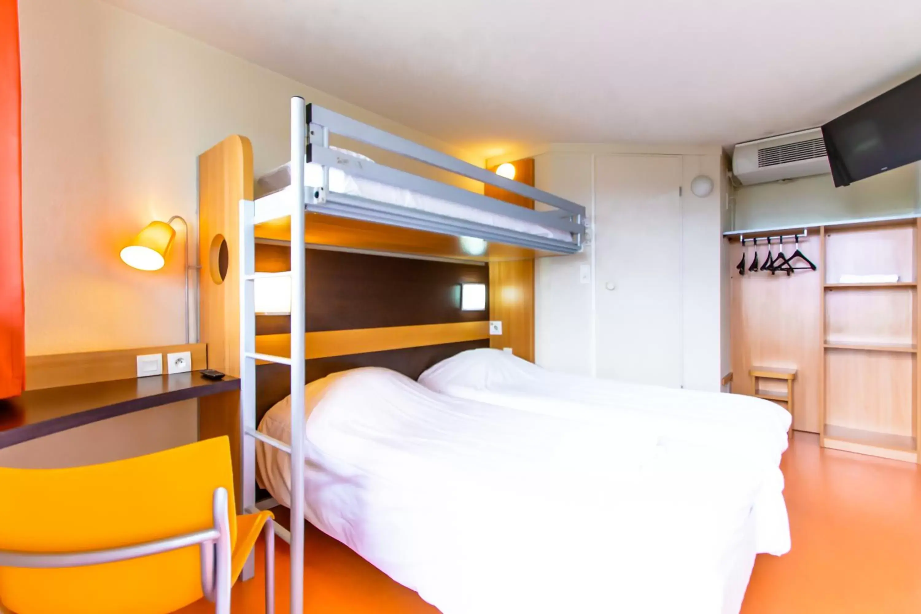 Triple Room in Premiere Classe Nevers Varennes Vauzelles Triple Room in Premiere Classe Nevers Varennes Vauzelles