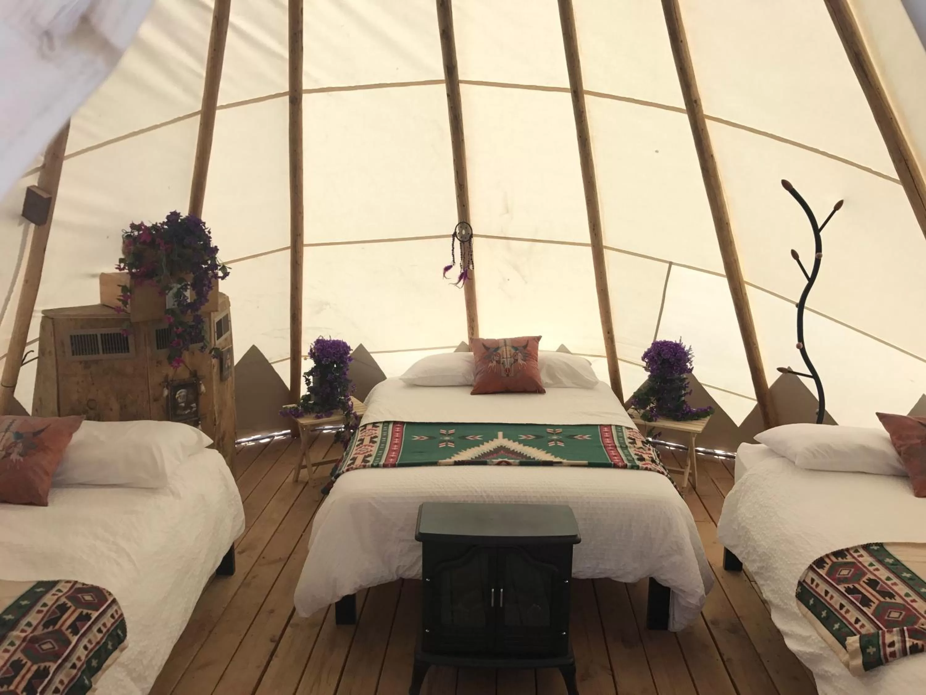 Bed in Olancha RV Park and Motel