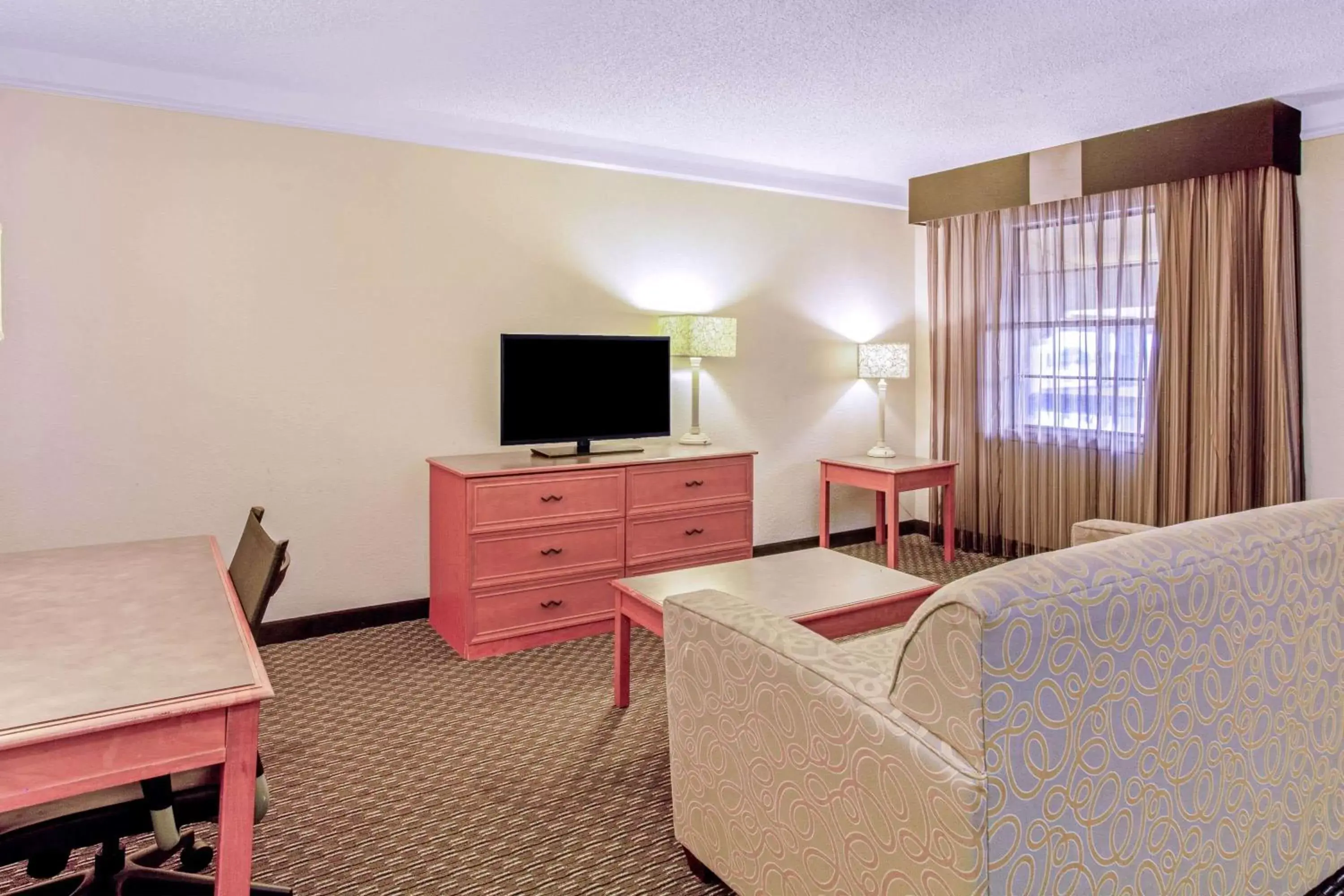 Photo of the whole room, TV/Entertainment Center in La Quinta Inn & Suites by Wyndham And Conference Center San Angelo