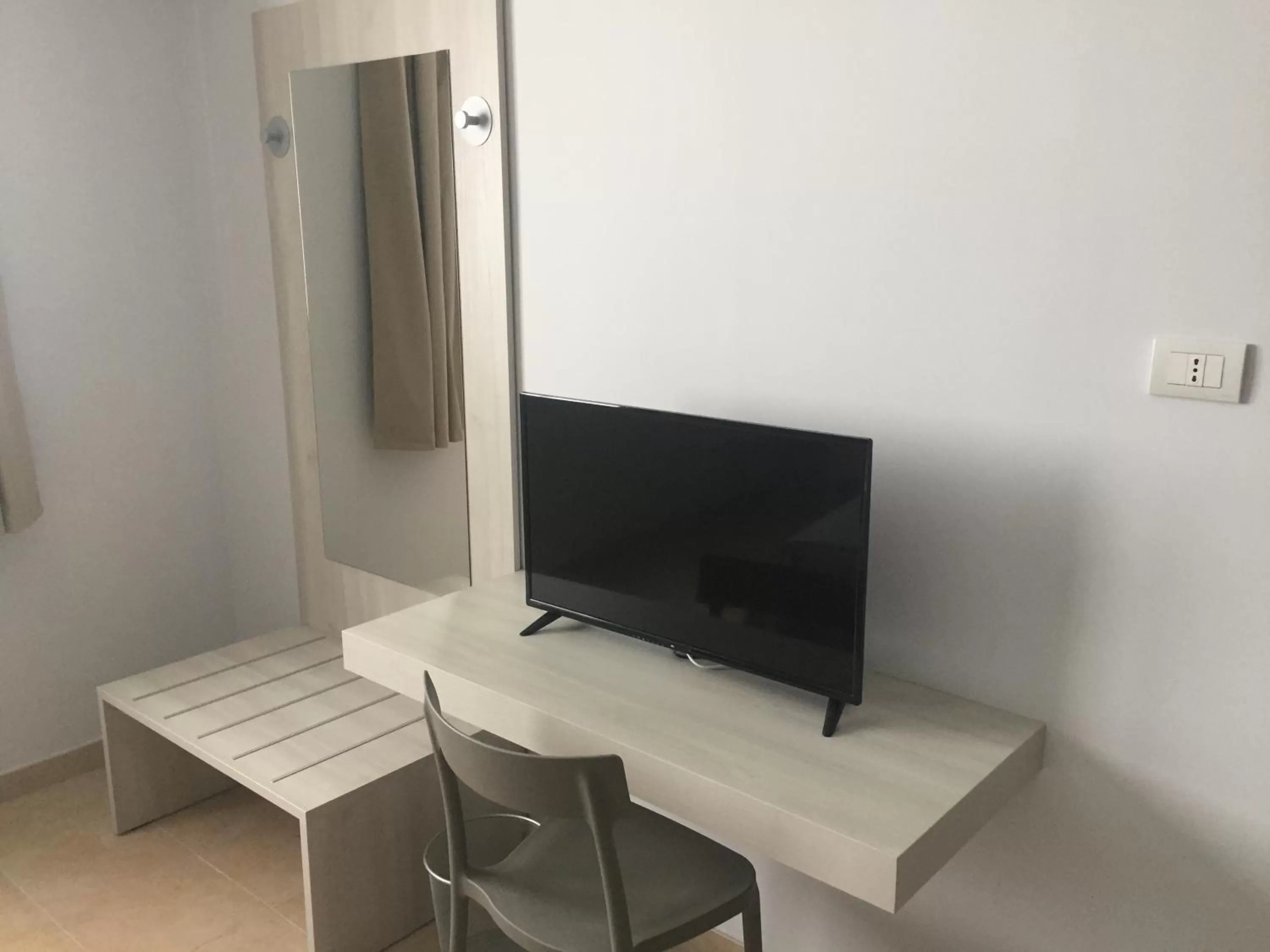 TV and multimedia, TV/Entertainment Center in L'incontro