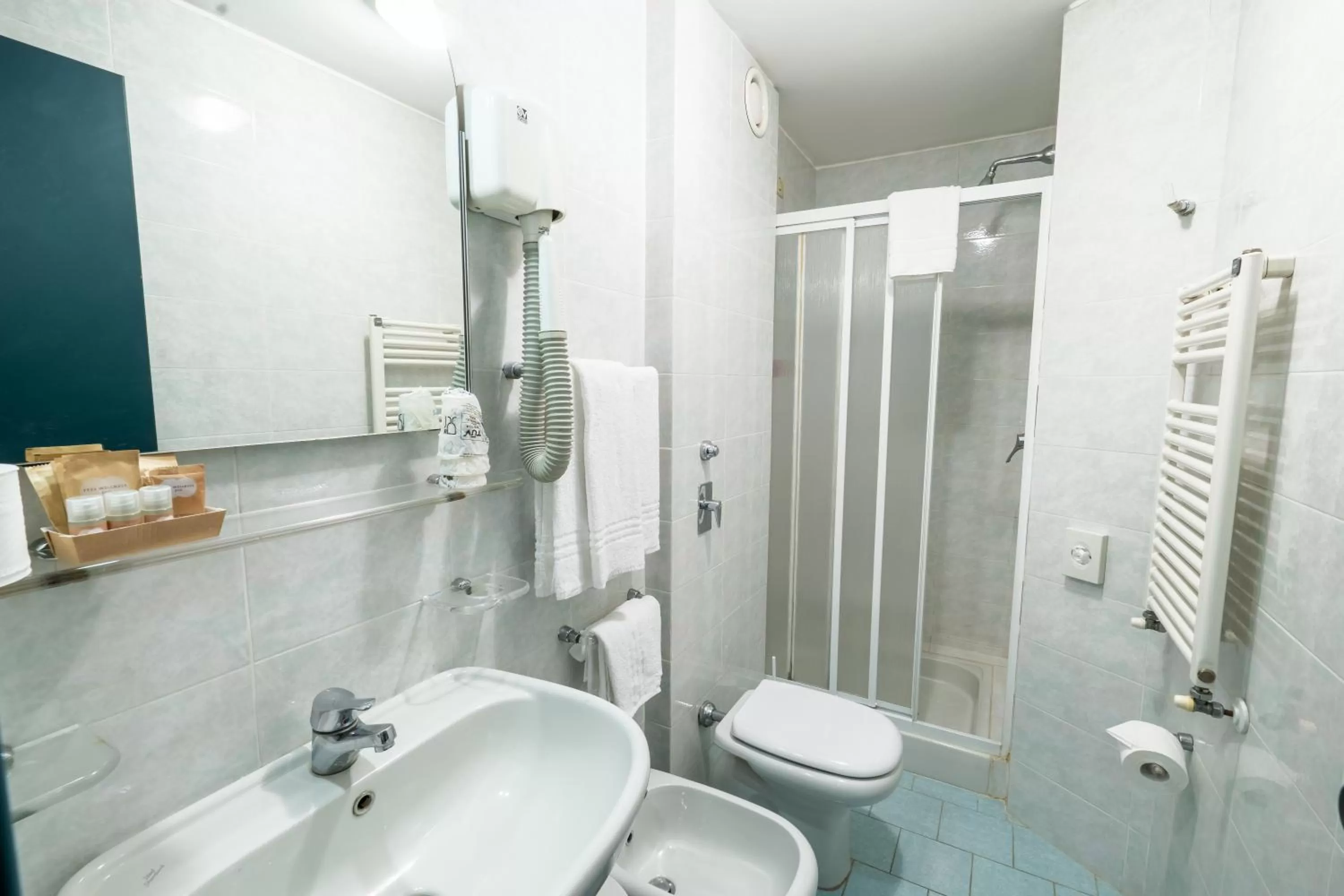 Shower in Hotel Des Etrangers