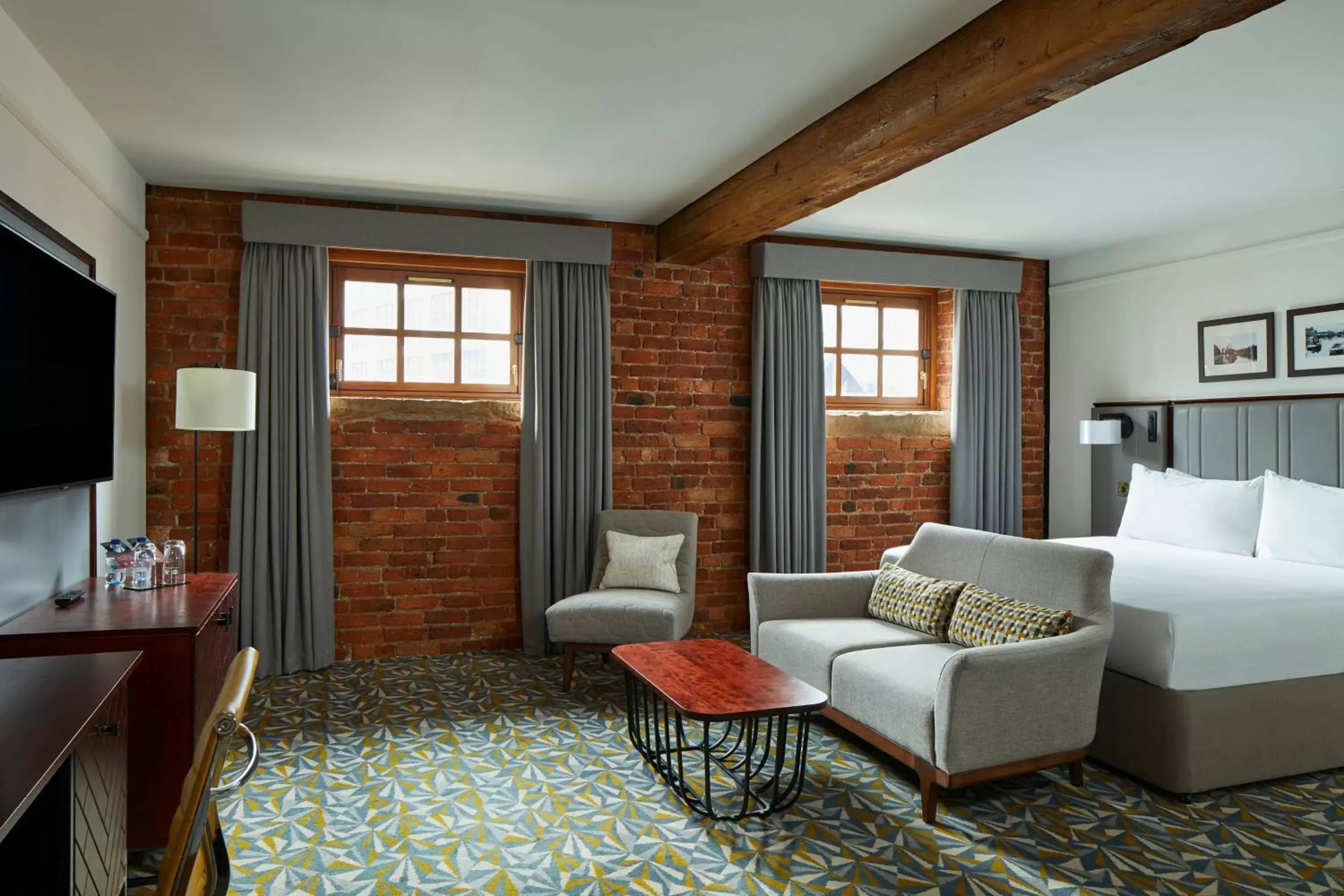 Photo of the whole room, Seating Area in Manchester Marriott Victoria & Albert Hotel