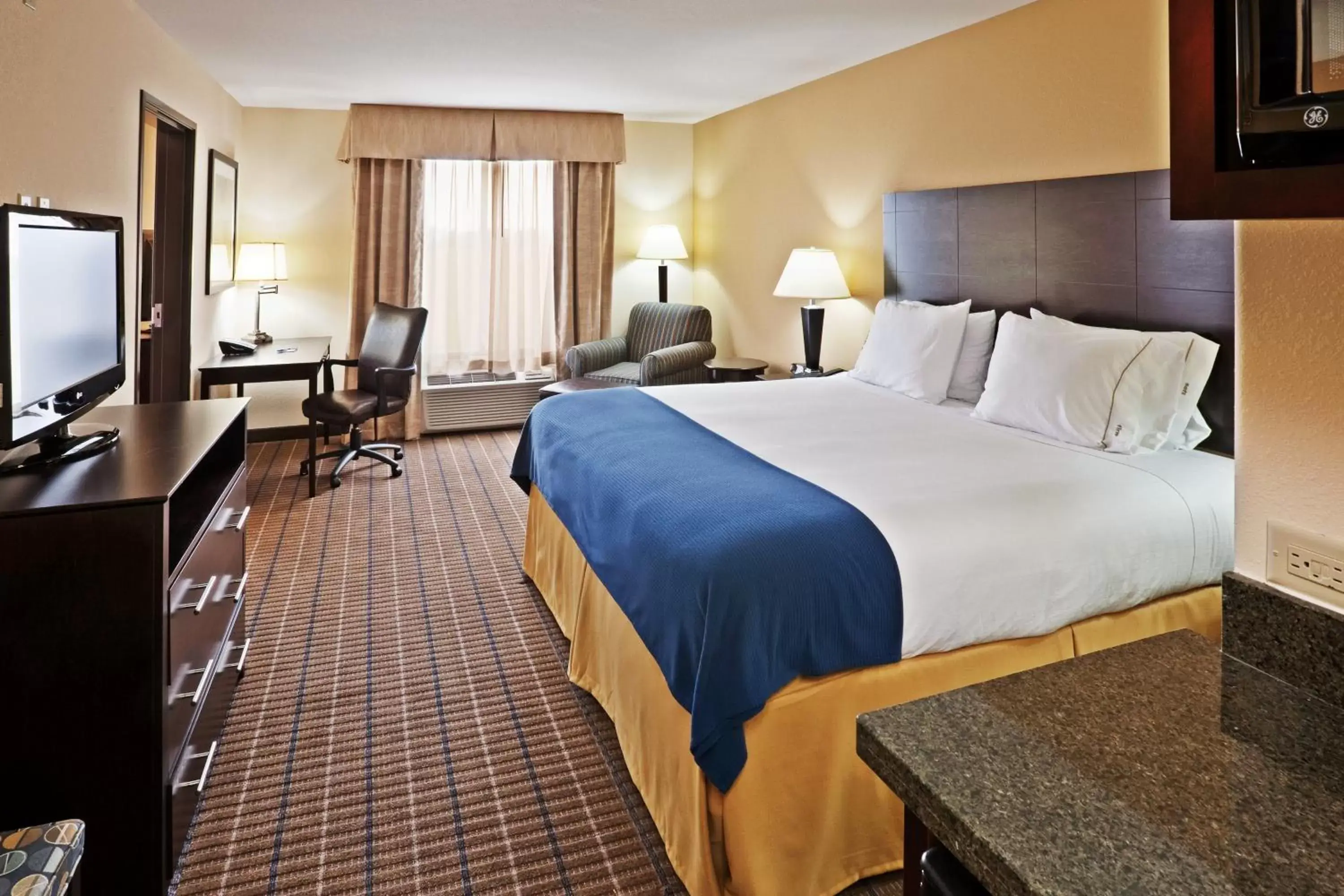 Bed in Holiday Inn Express and Suites Hotel - Pauls Valley, an IHG Hotel