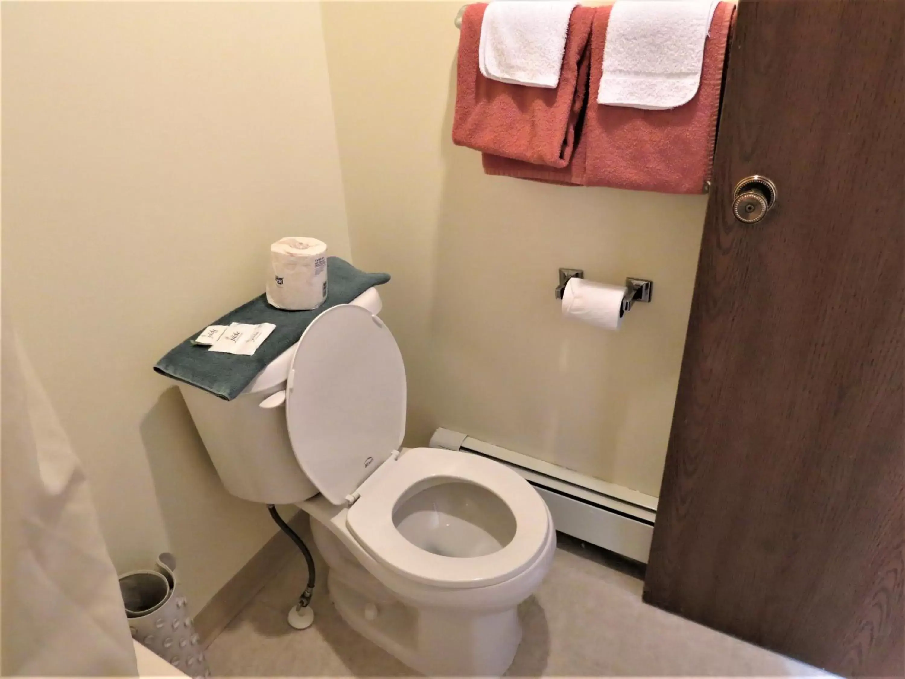 Toilet, Bathroom in RANCHLAND Inn